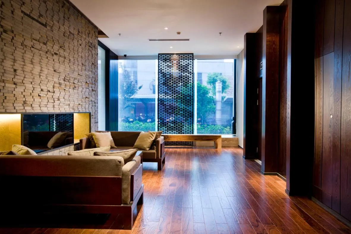 Communal lounge/ TV room in SSAW Boutique Hotel Hangzhou Xiaoshan Yinlong Hangfachang Subway