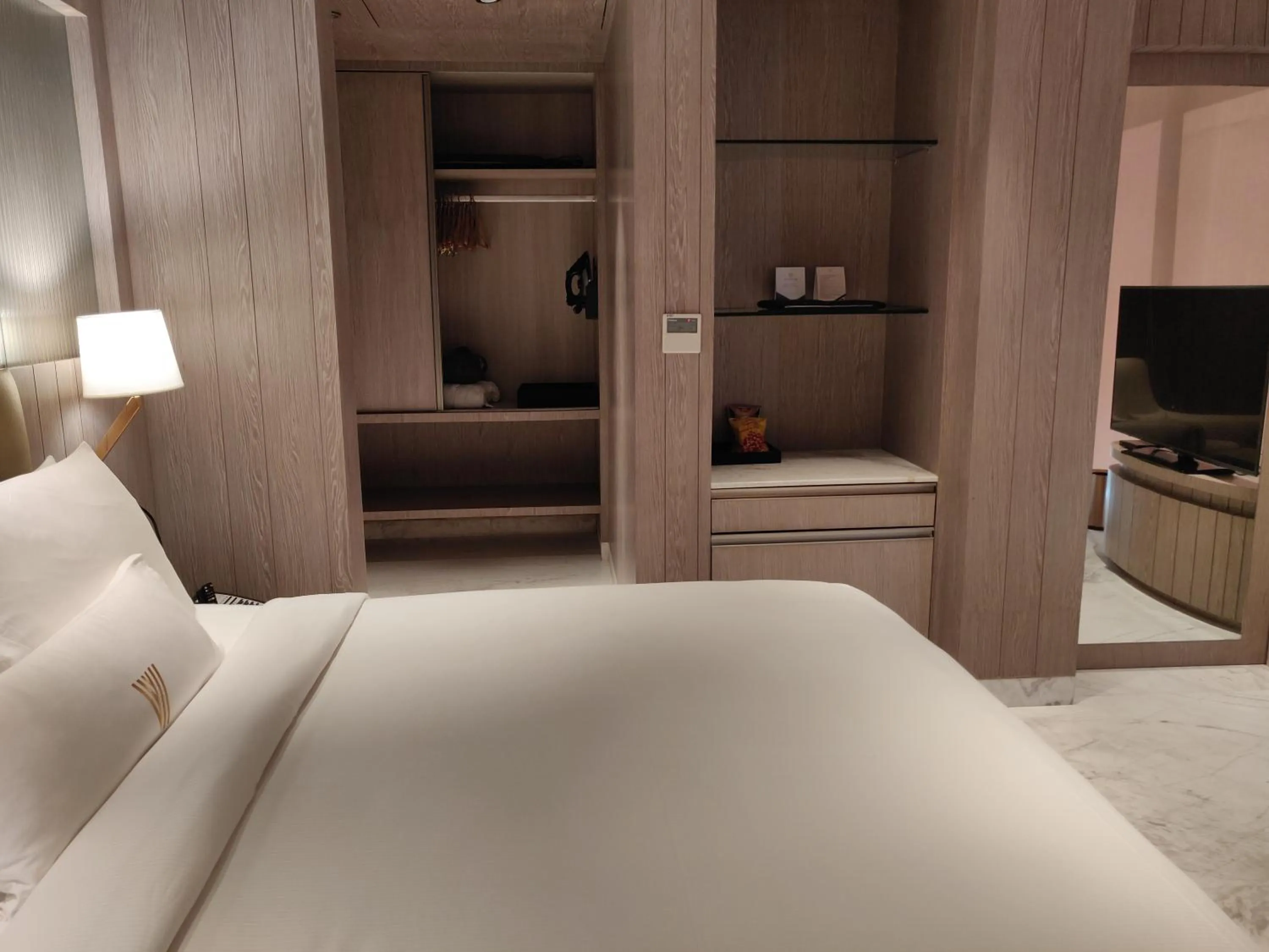 Bedroom, Bed in Vividus