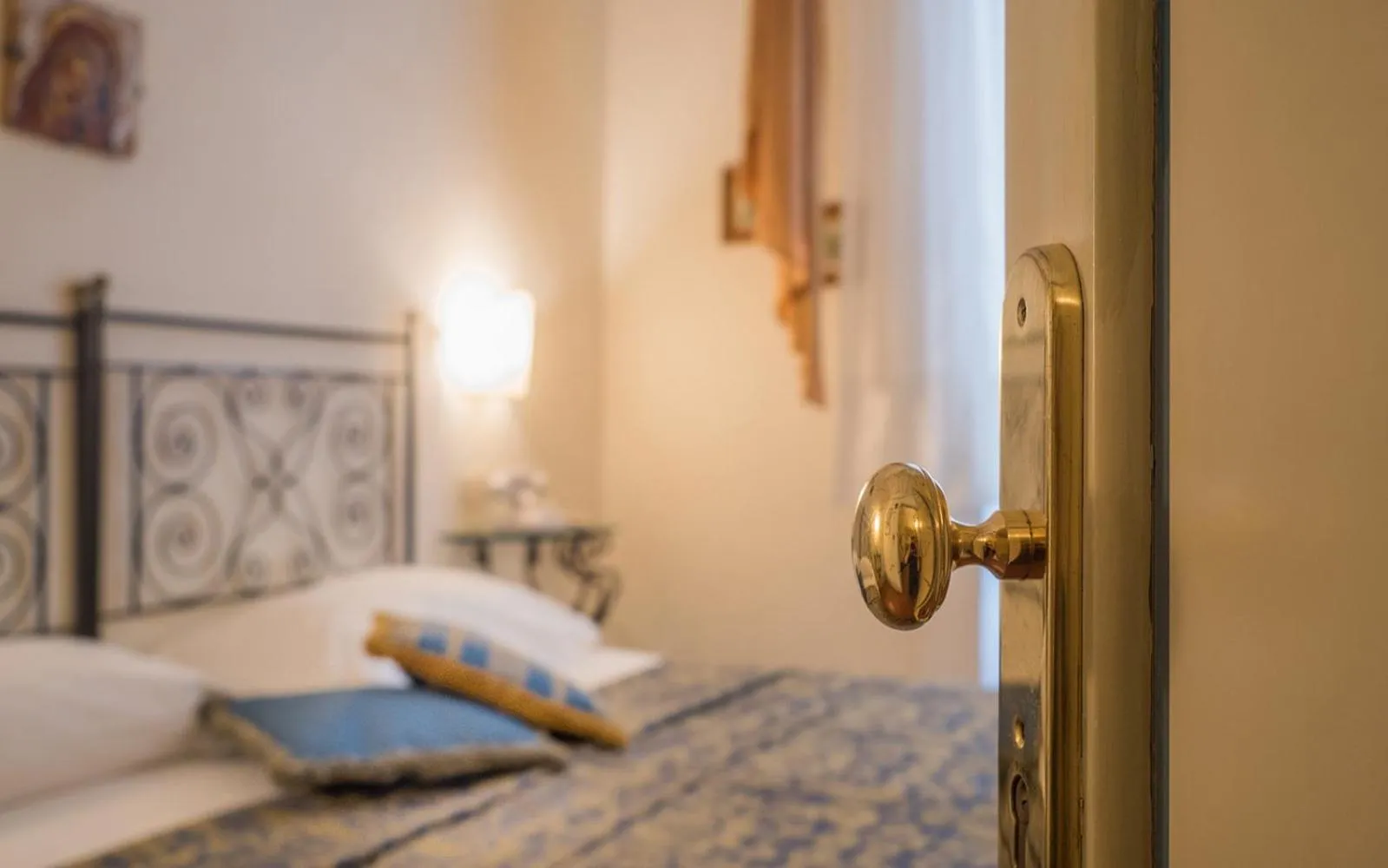 Decorative detail, Bed in B&B Piccolo Hotel