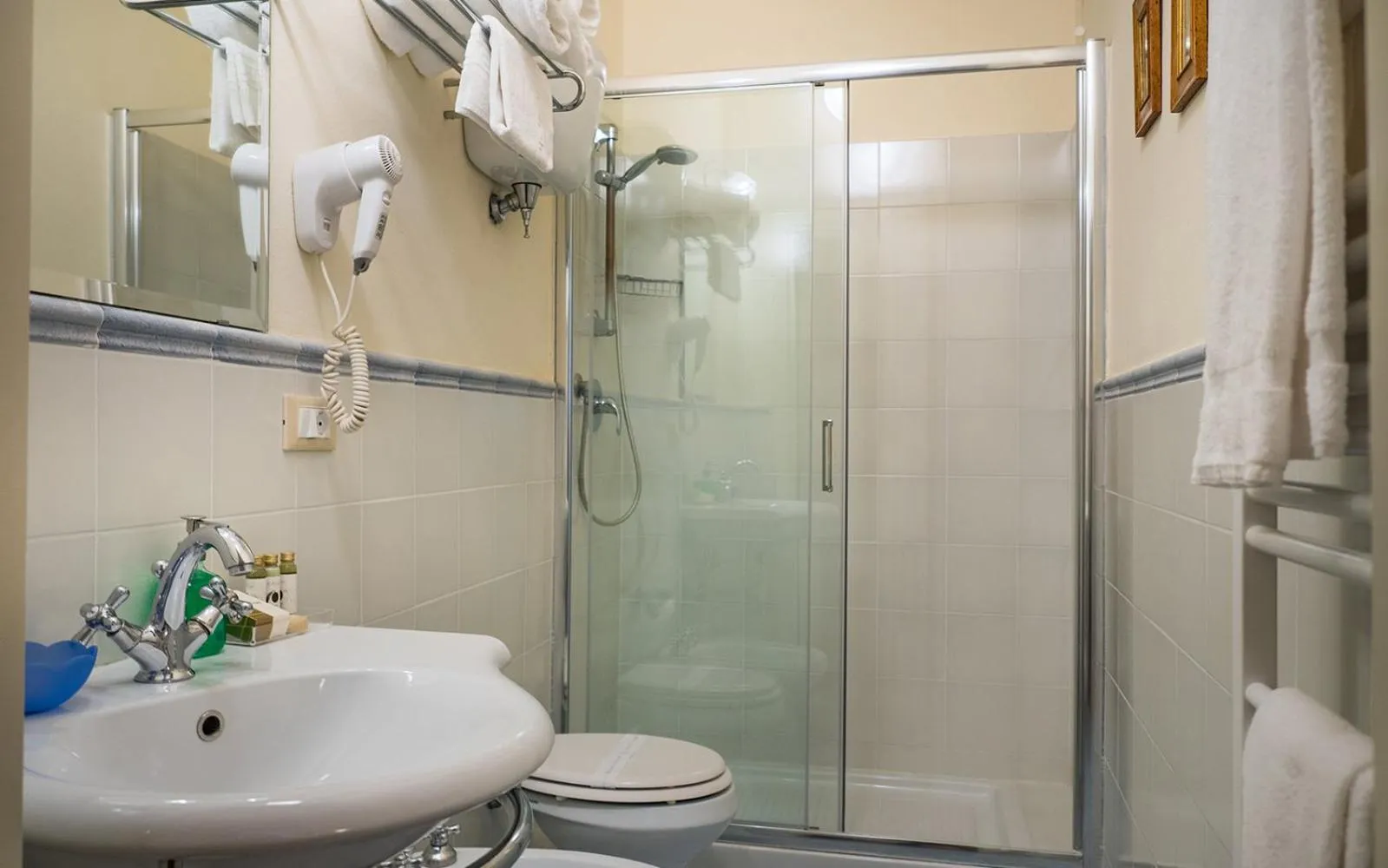 Shower in B&B Piccolo Hotel