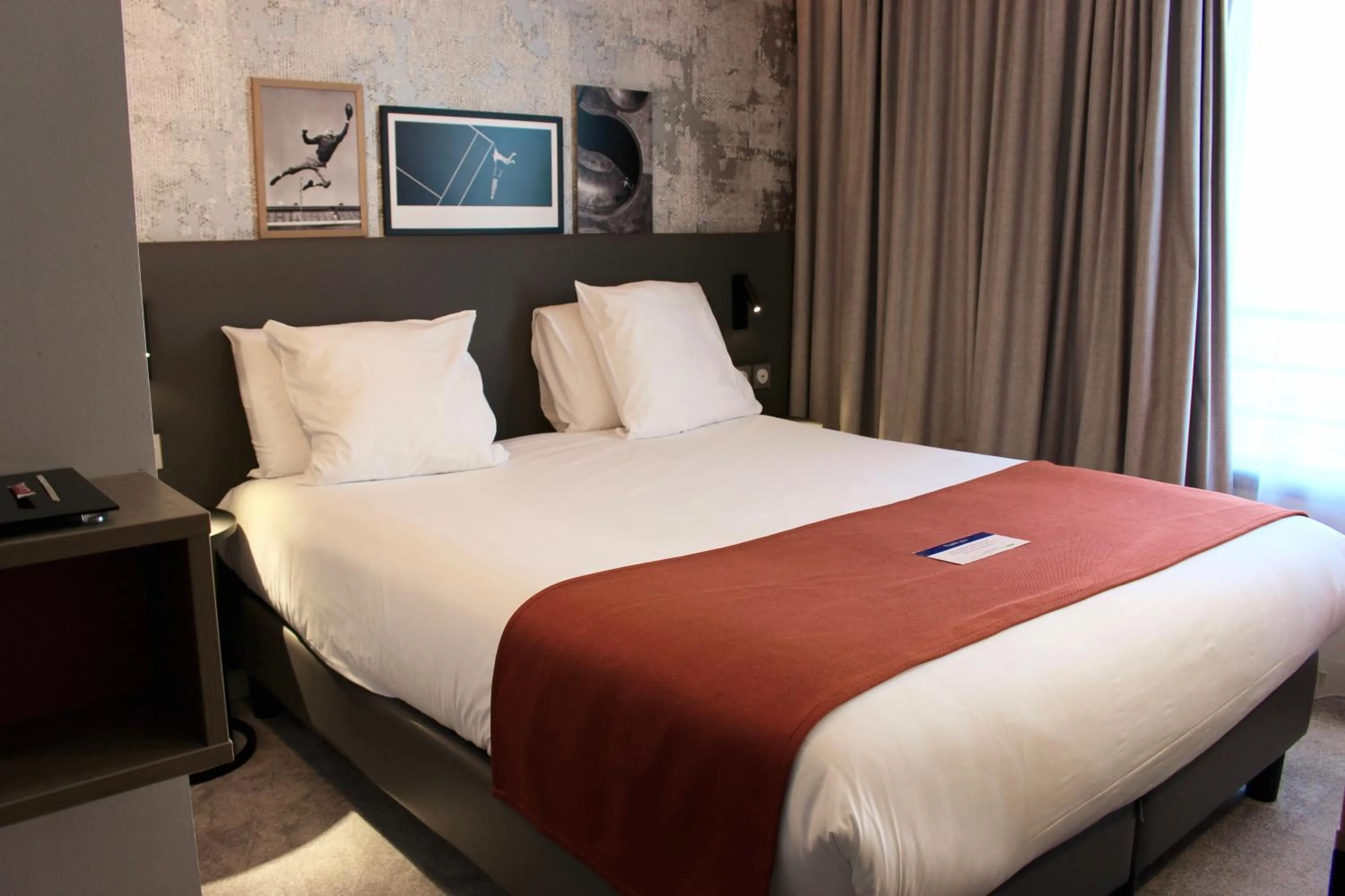 Bed in BEST WESTERN HOTEL DIJON QUETIGNY