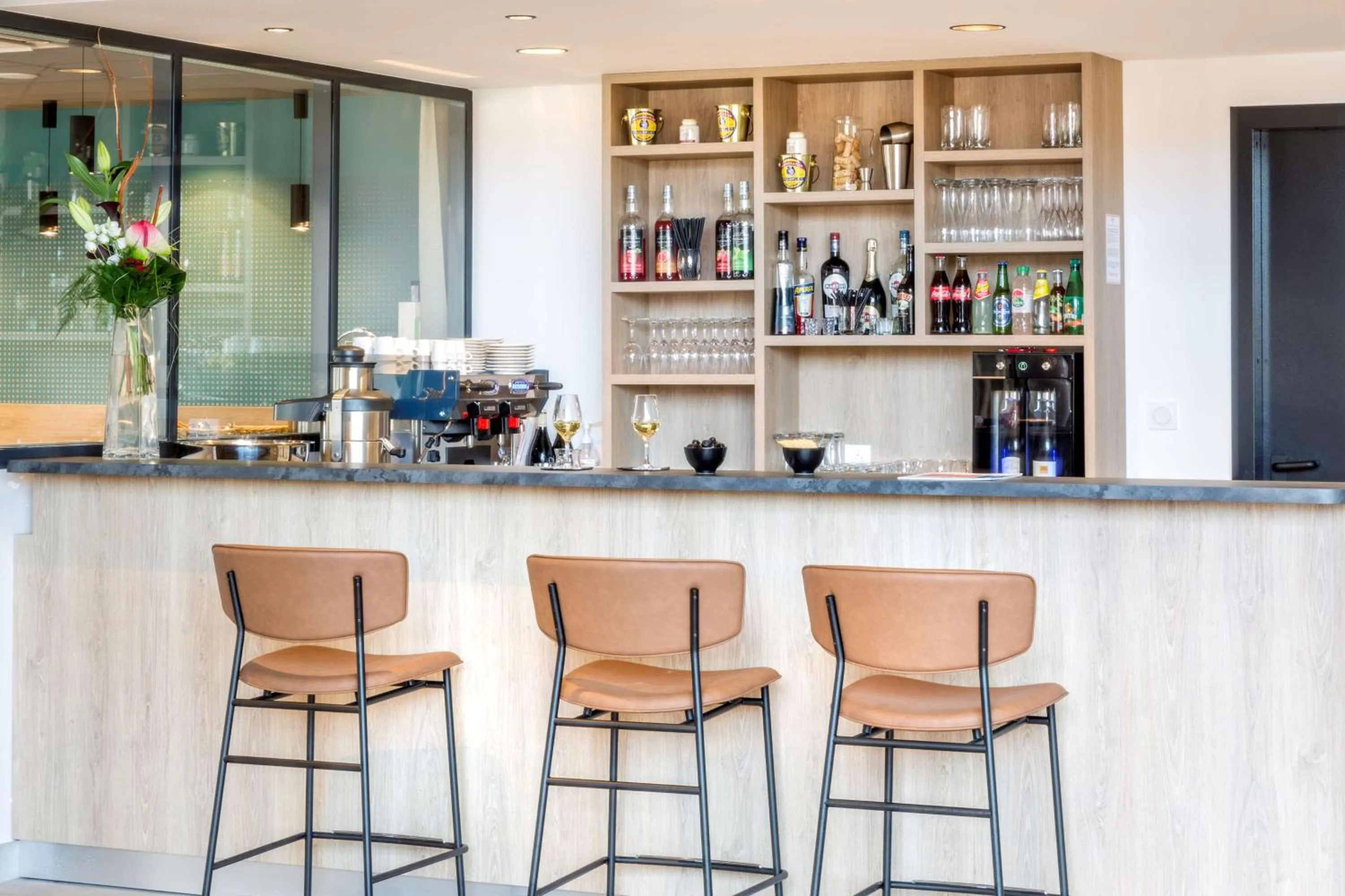 Lounge or bar in BEST WESTERN HOTEL DIJON QUETIGNY