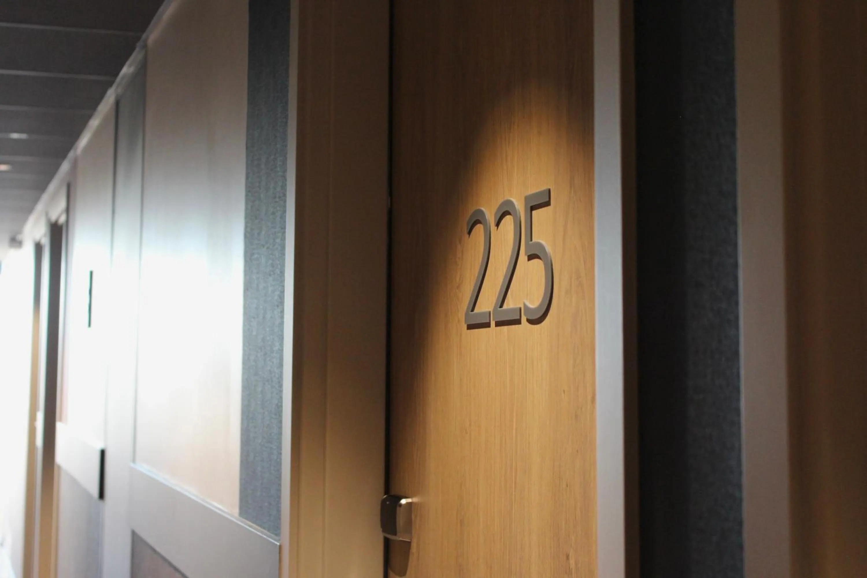 wardrobe in BEST WESTERN HOTEL DIJON QUETIGNY