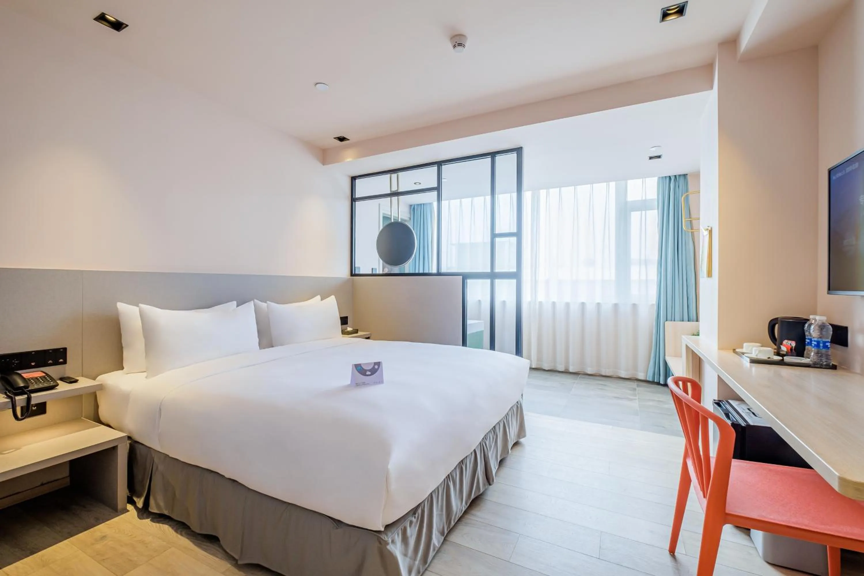 Photo of the whole room, Bed in PACE HOTEL Suzhou Guanqian Branch