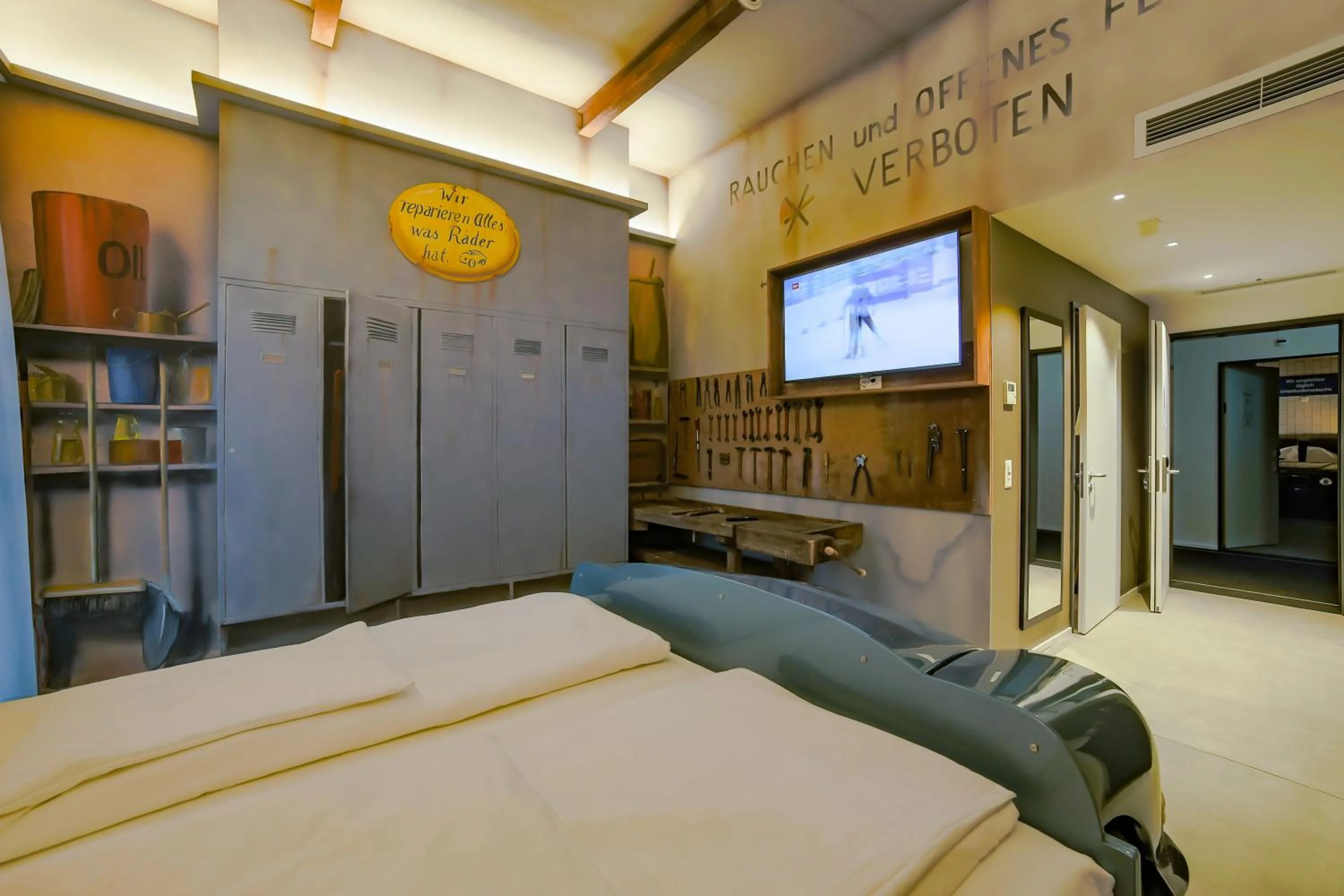 Bed in Self Check-in Hotel von Rotz