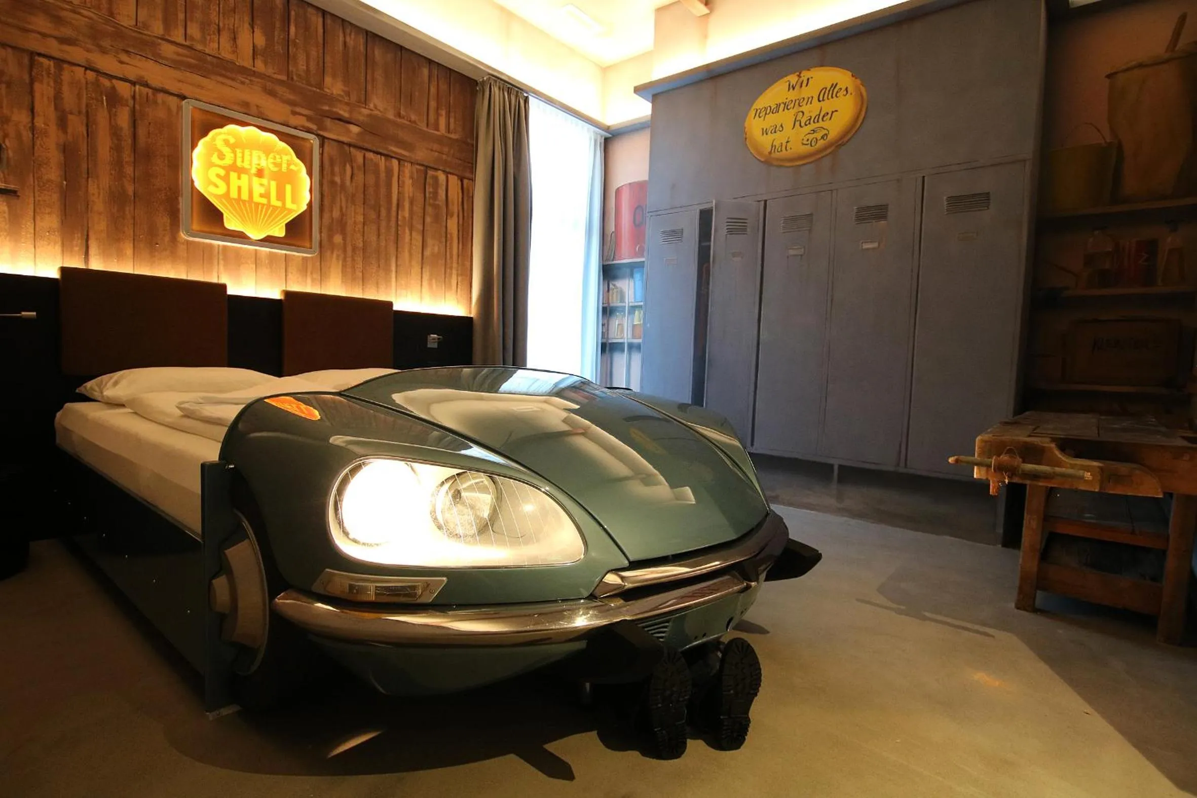 Bed in Self Check-in Hotel von Rotz