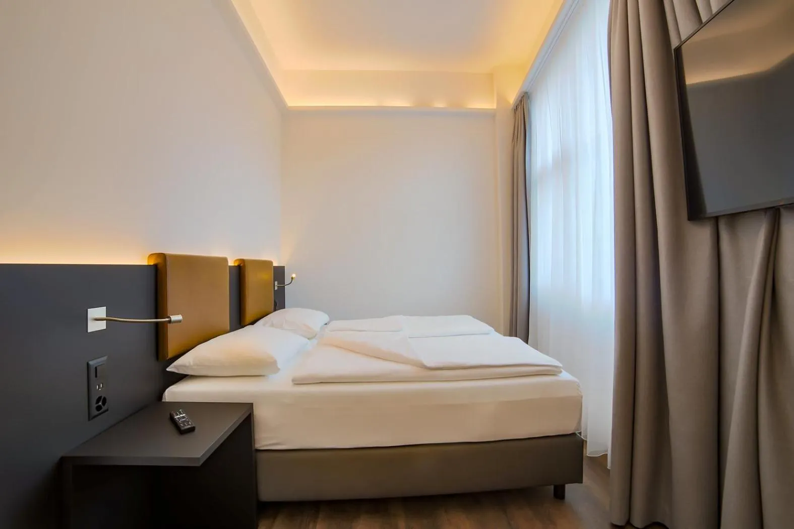 Bed in Self Check-in Hotel von Rotz