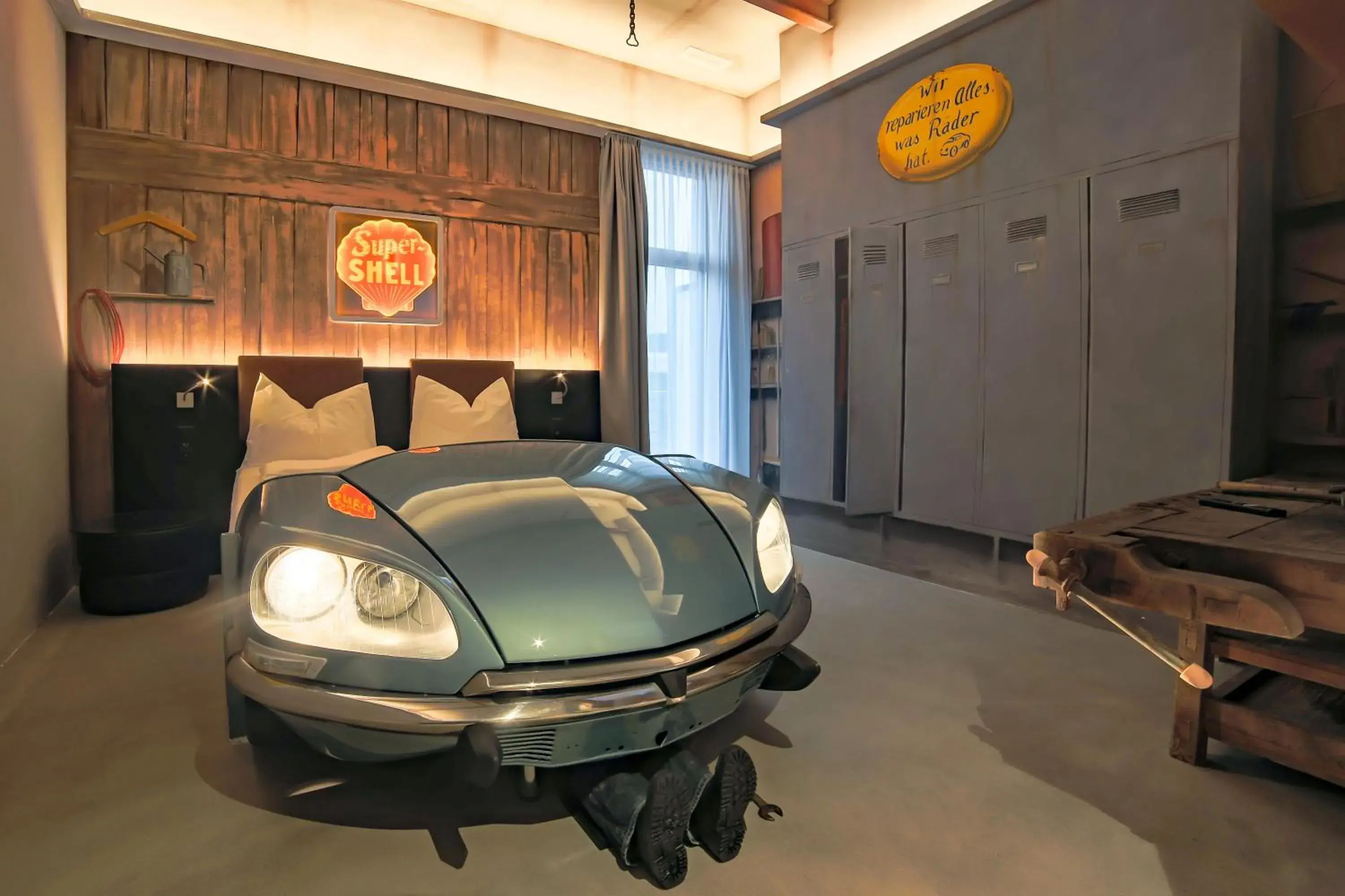 Themed Double Room Garage in Self Check-in Hotel von Rotz Themed Double Room Garage in Self Check-in Hotel von Rotz