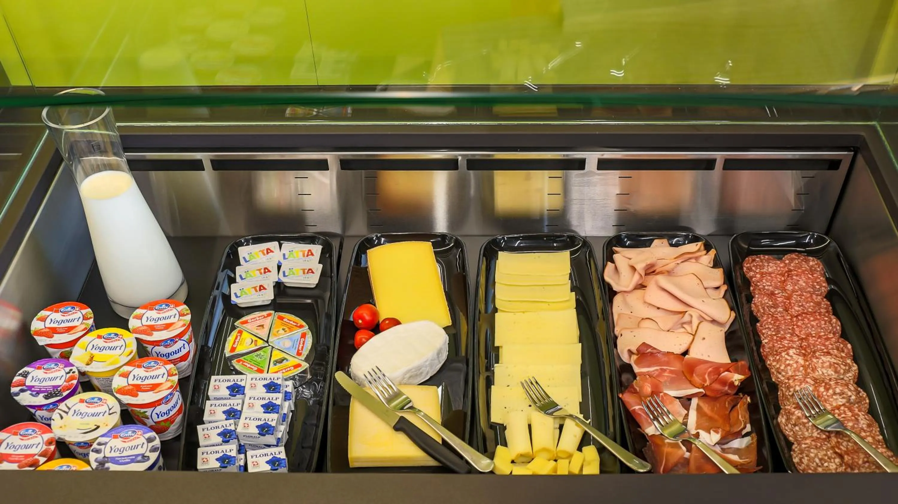 Buffet breakfast in Self Check-in Hotel von Rotz