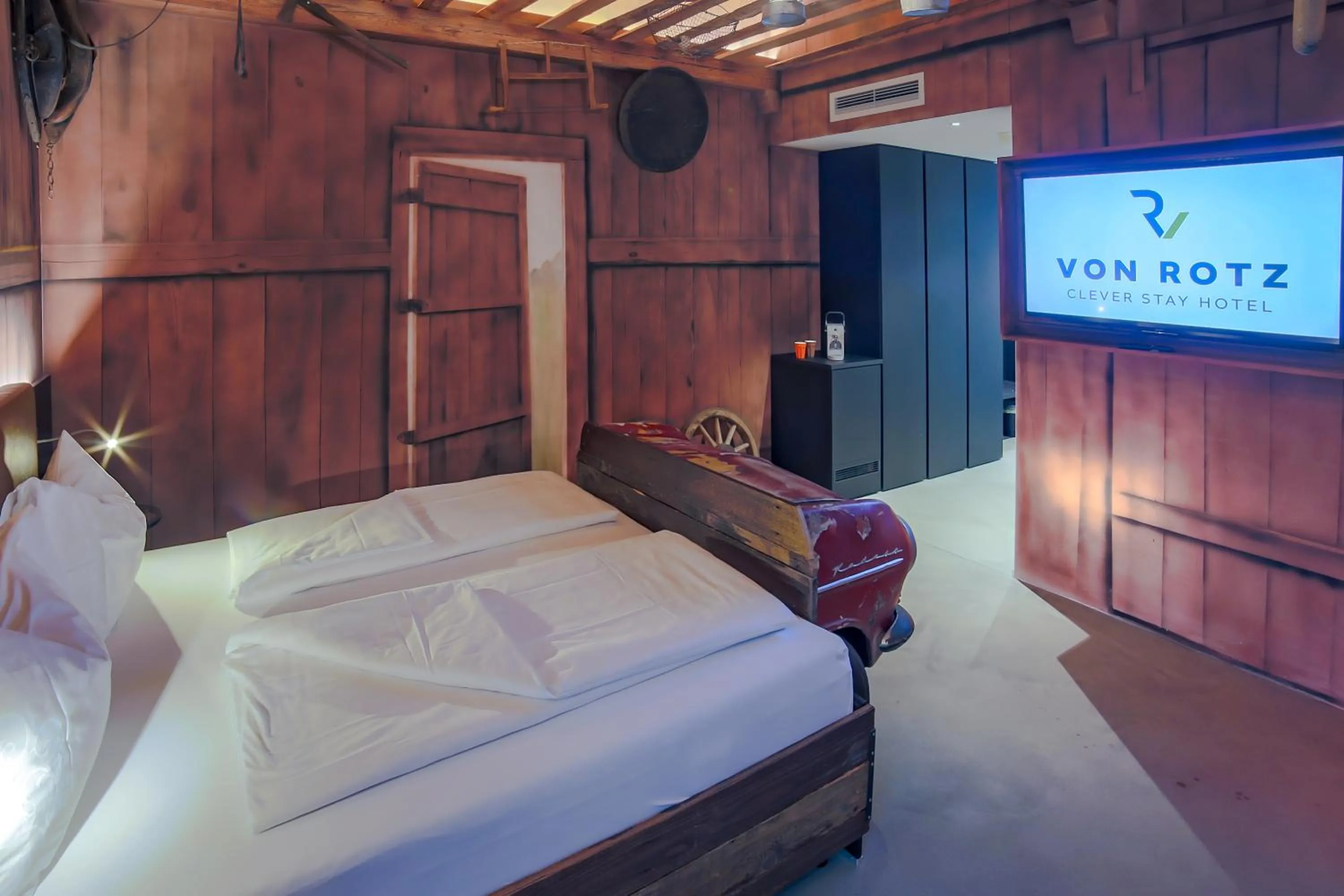 Bed in Self Check-in Hotel von Rotz