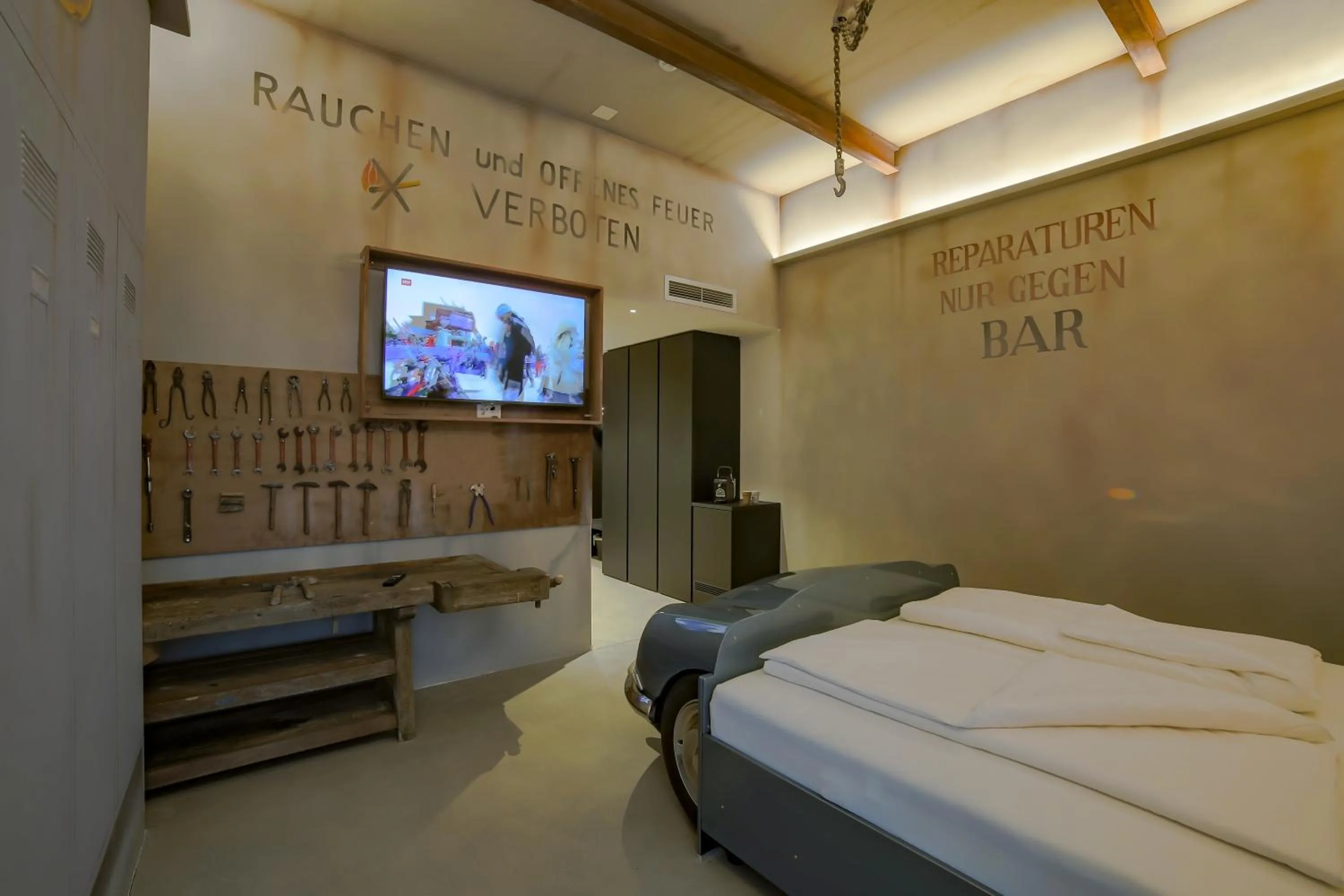 Bed in Self Check-in Hotel von Rotz