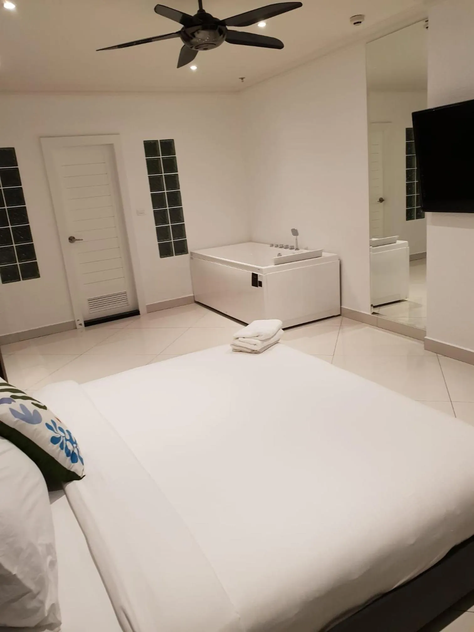 Bed in VTSIX at View Talay 6