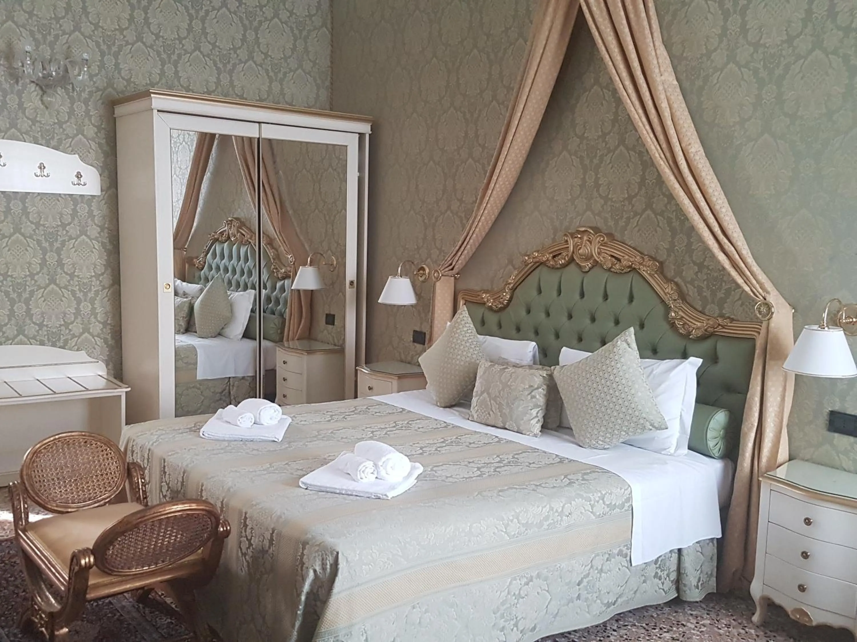 Bed in Venice Luxury -Friendly Venice Suites