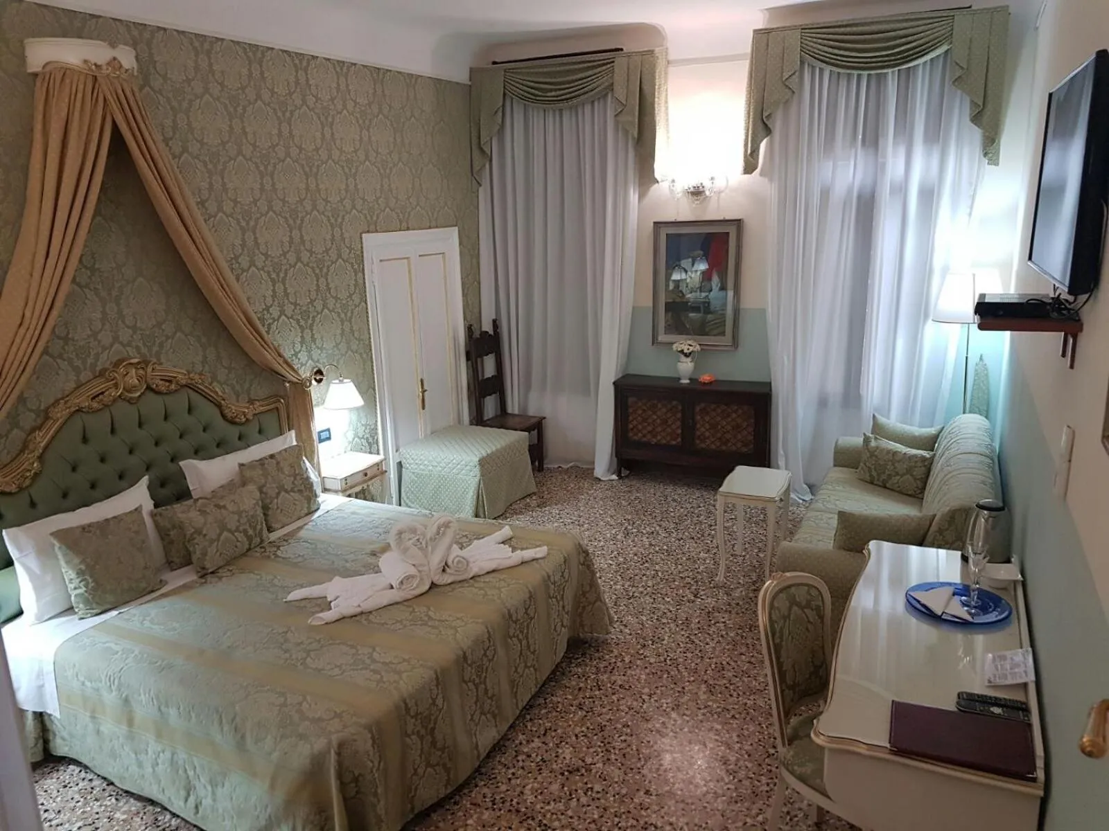 Bed in Venice Luxury -Friendly Venice Suites