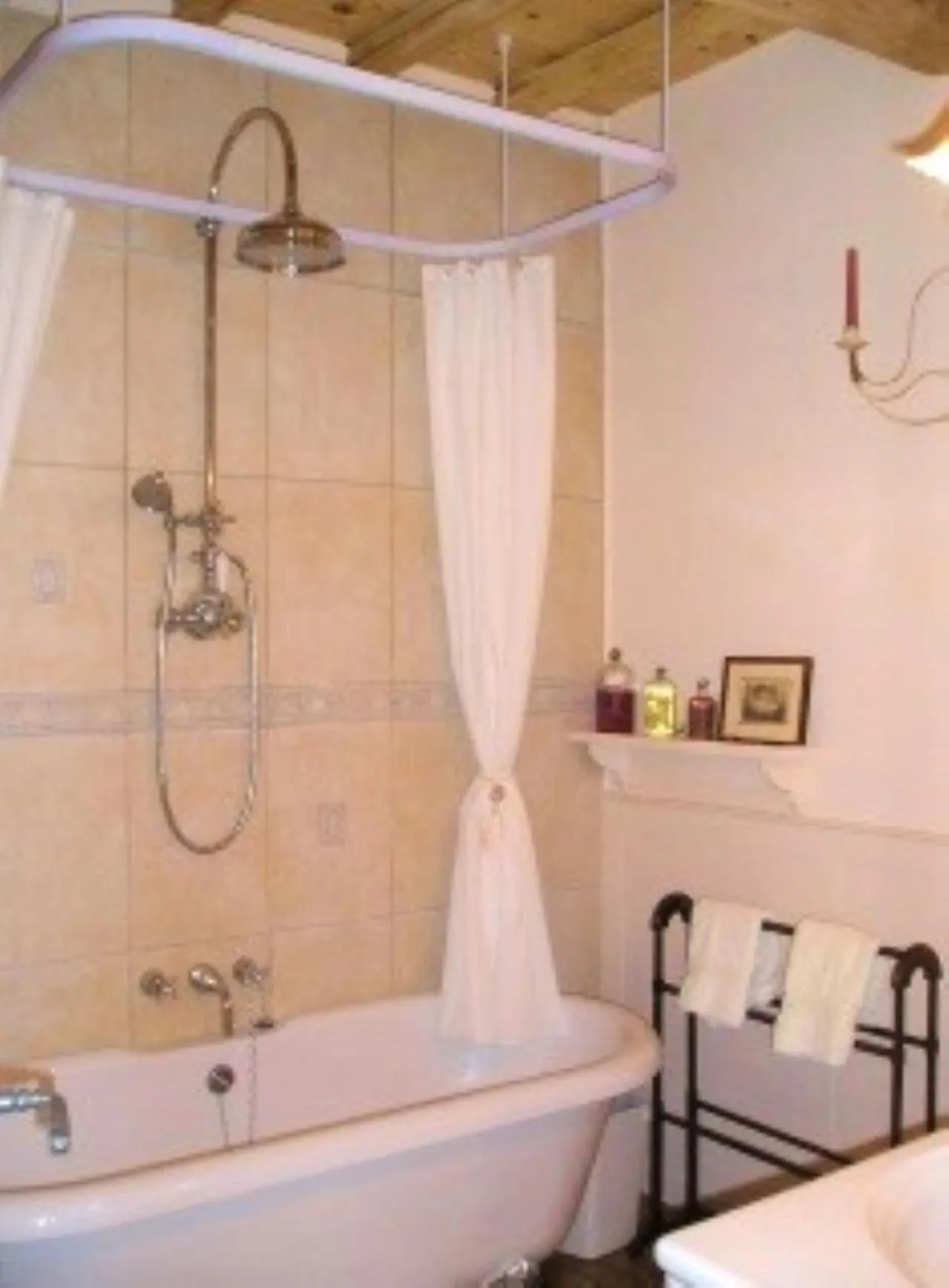 Shower, Bed in Chez Providence Chambres et Table d'Hôtes