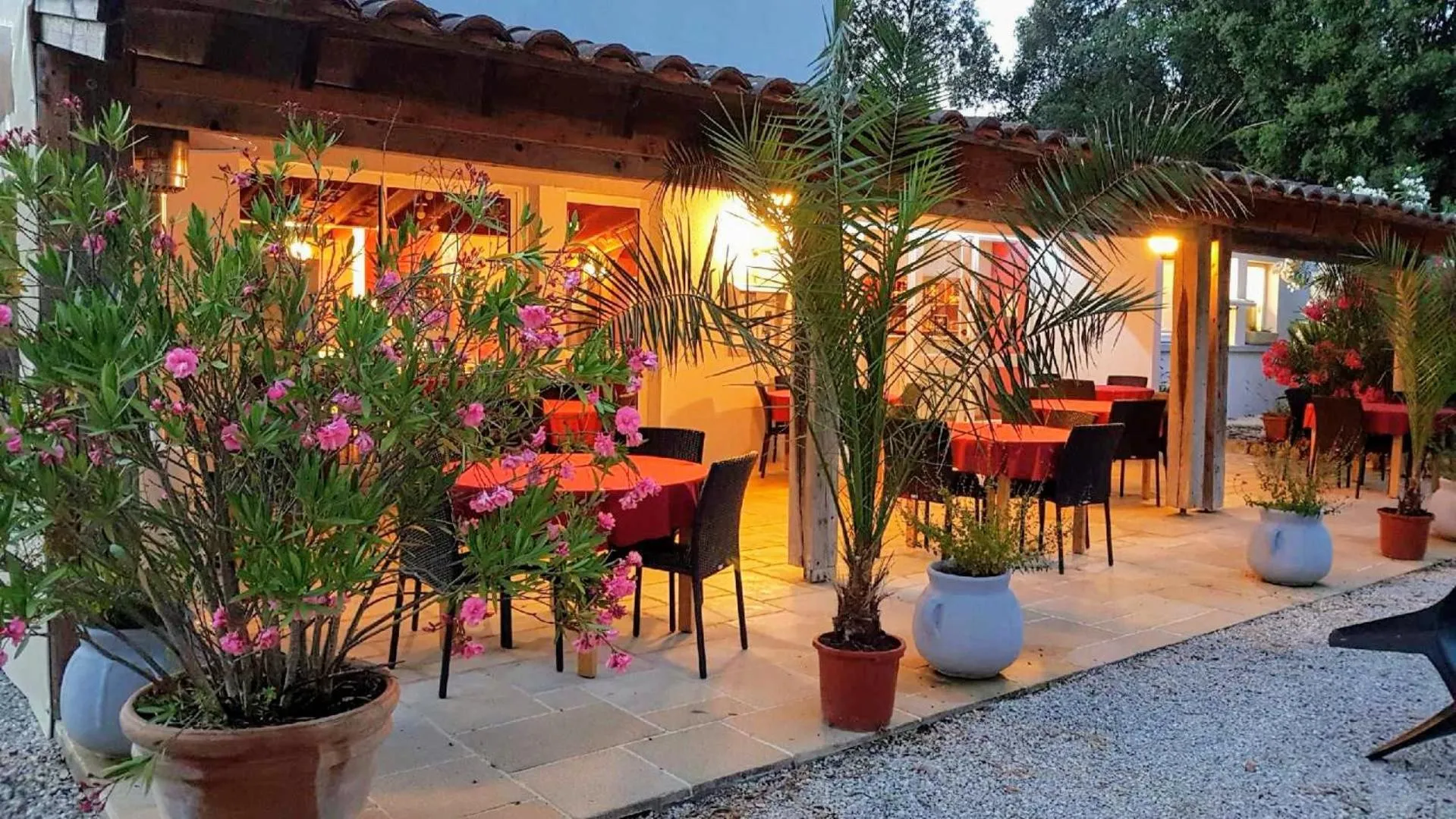 Restaurant/places to eat in Les Chênes verts