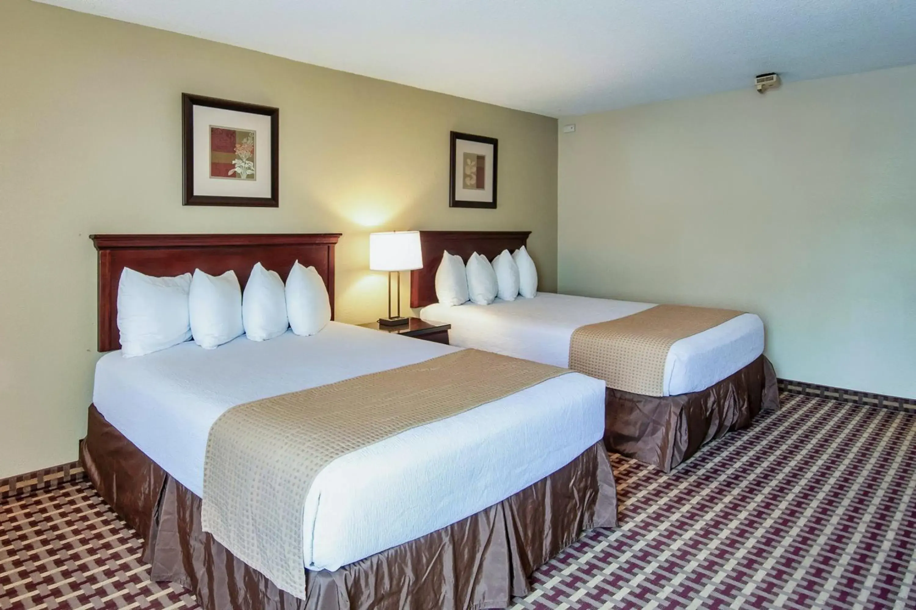 Queen Room with Two Queen Beds - Non-Smoking in Days Inn & Suites by Wyndham Johnson City Queen Room with Two Queen Beds - Non-Smoking in Days Inn & Suites by Wyndham Johnson City