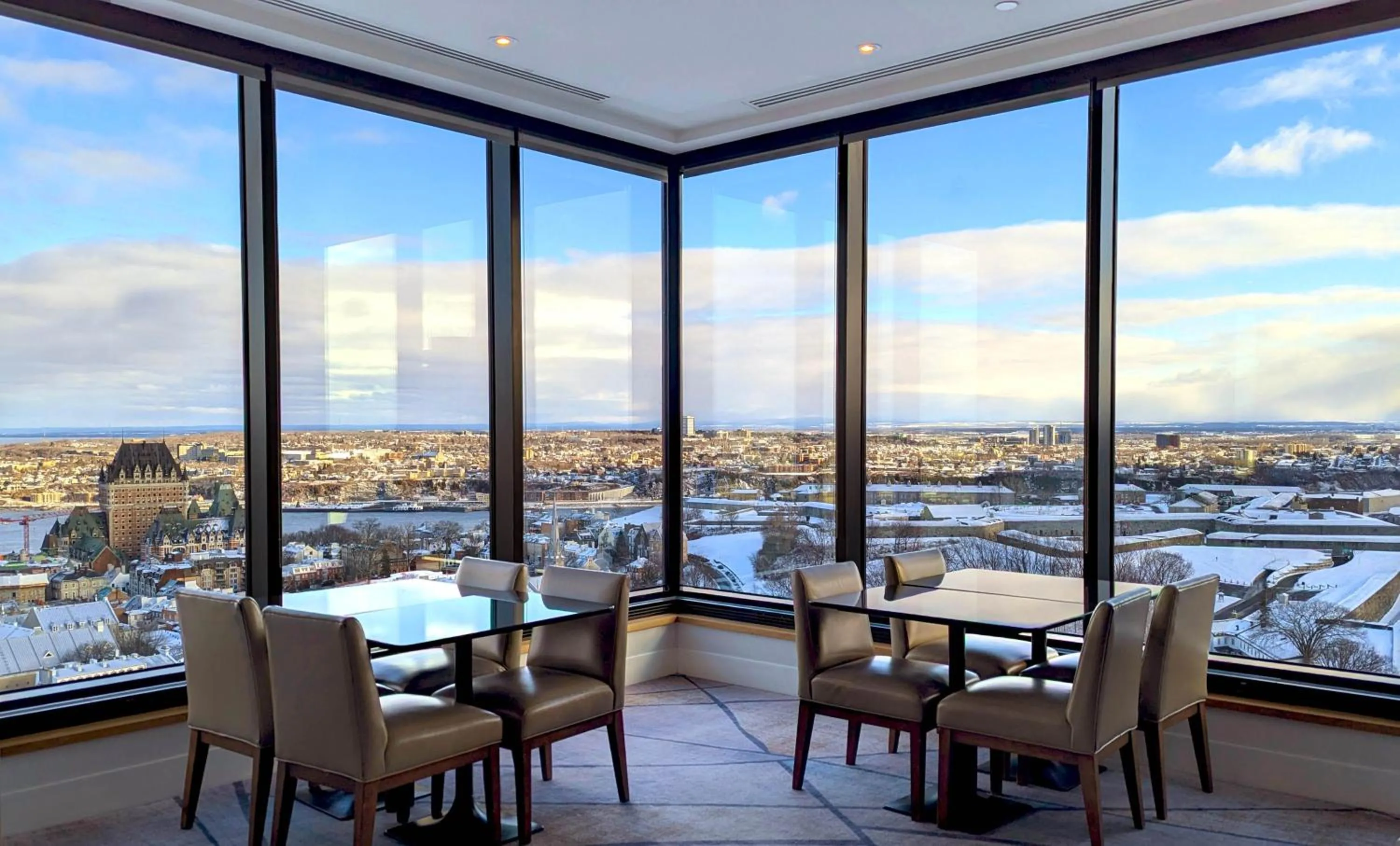 Lounge or bar in Hilton Quebec