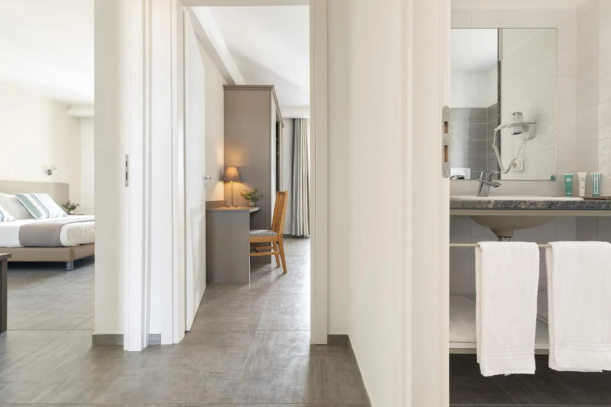 Bathroom, Bed in Golden Apartments
