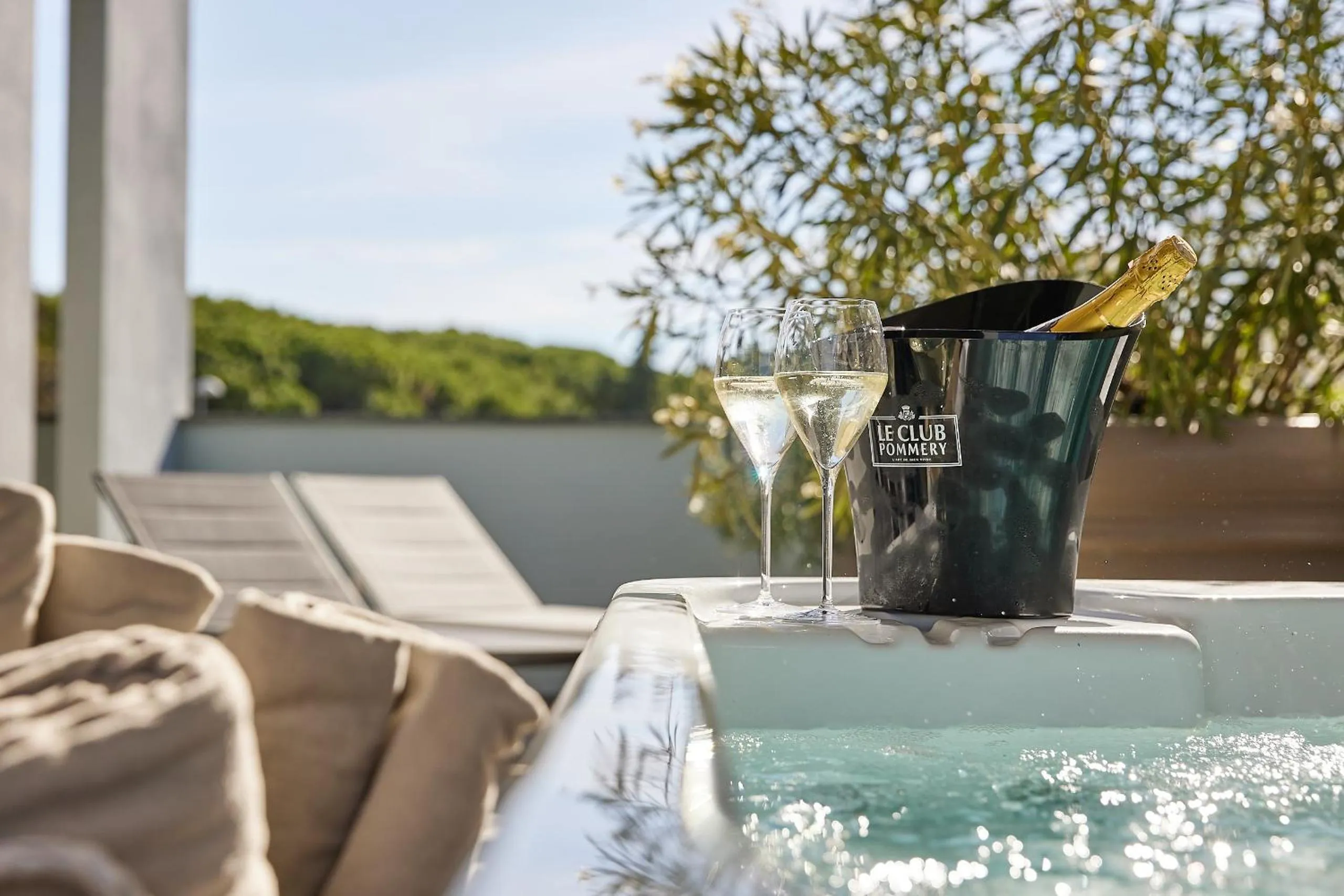 Hot Tub in Golden Apartments