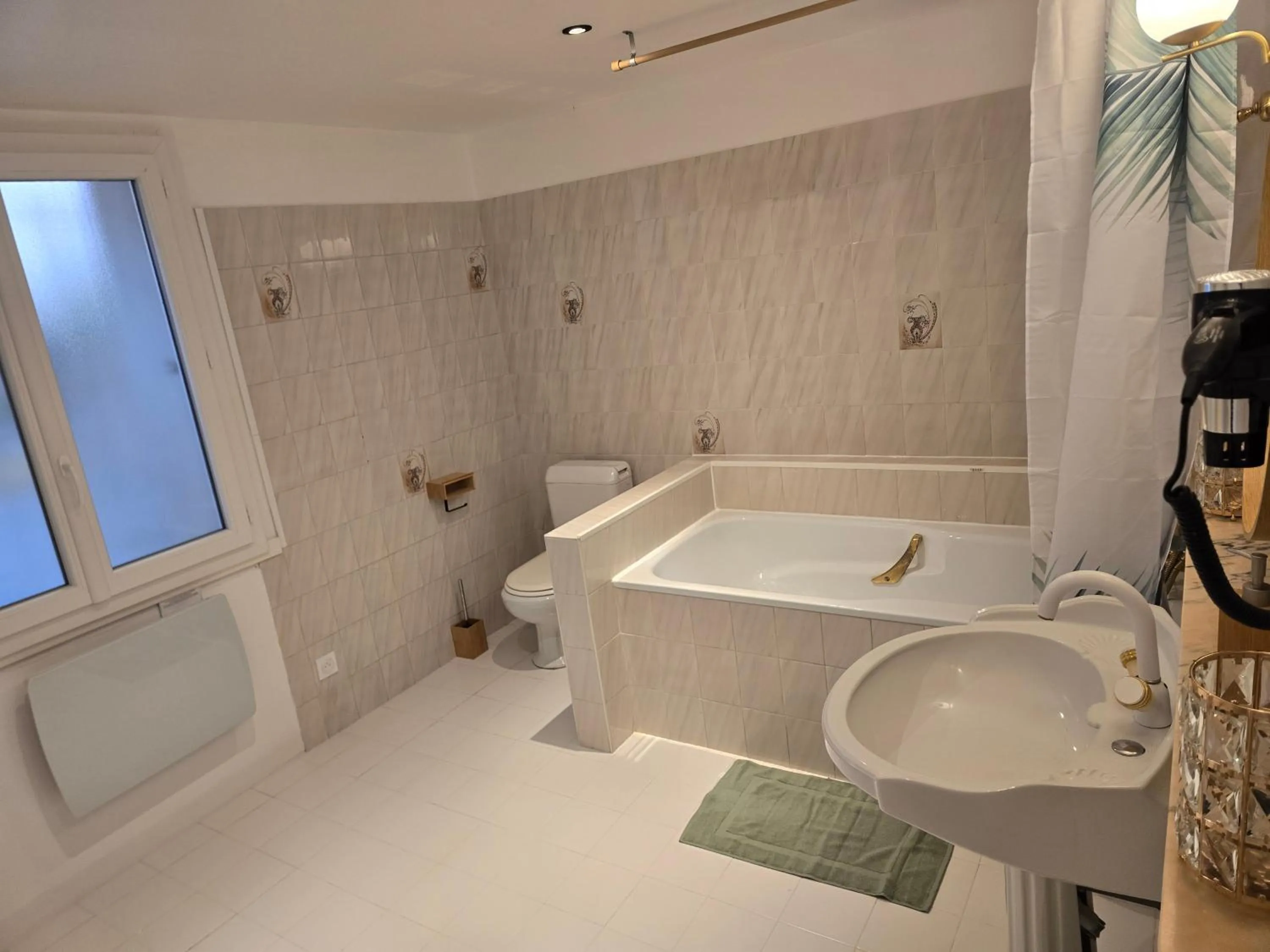 Toilet in Hôtel L'Alsace