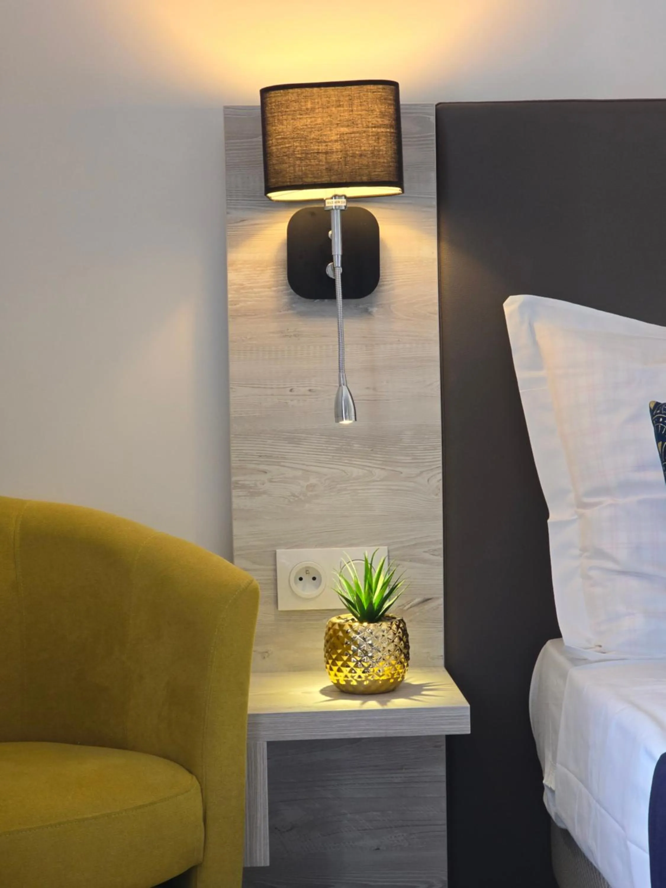 Bedroom, Bed in Hôtel L'Alsace