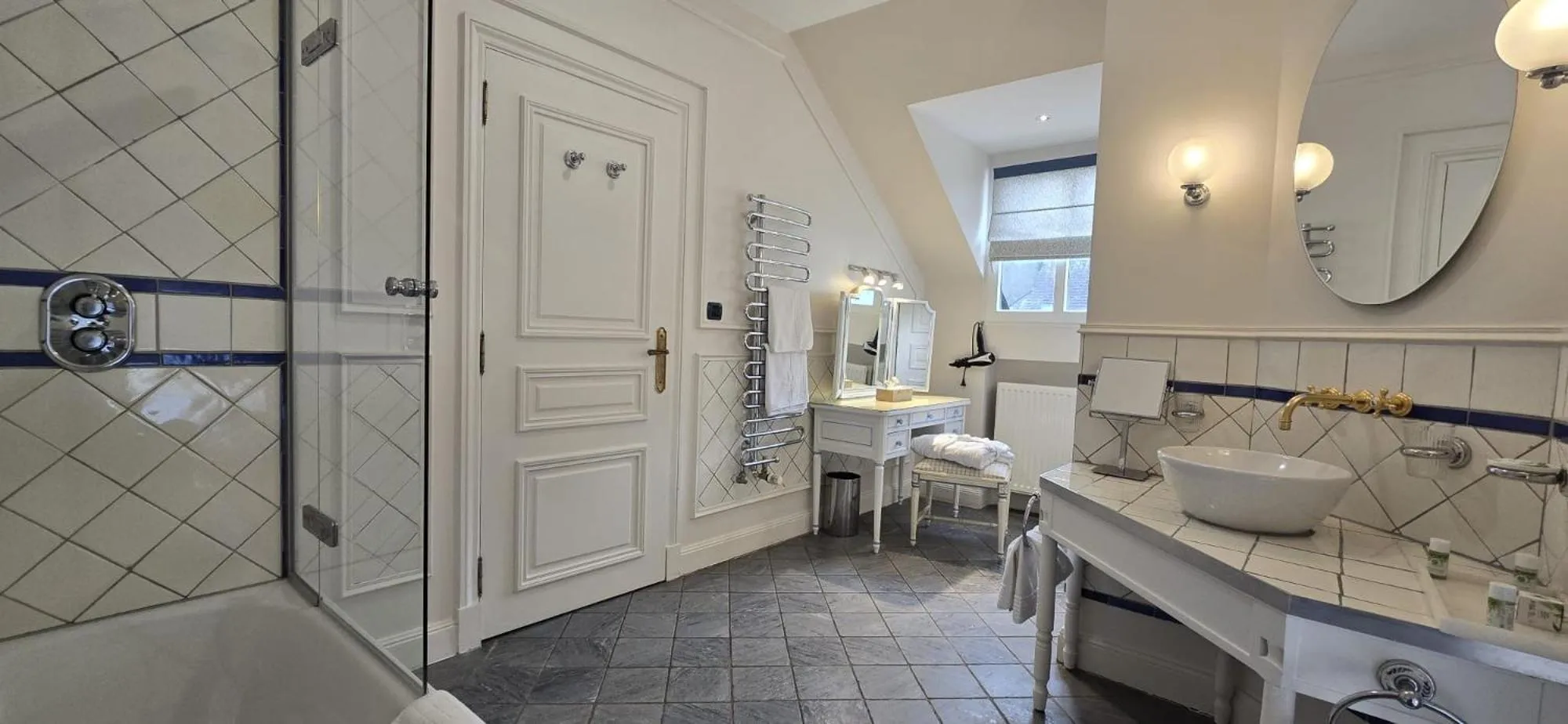 Bathroom in Les Jardins d'Anaïs