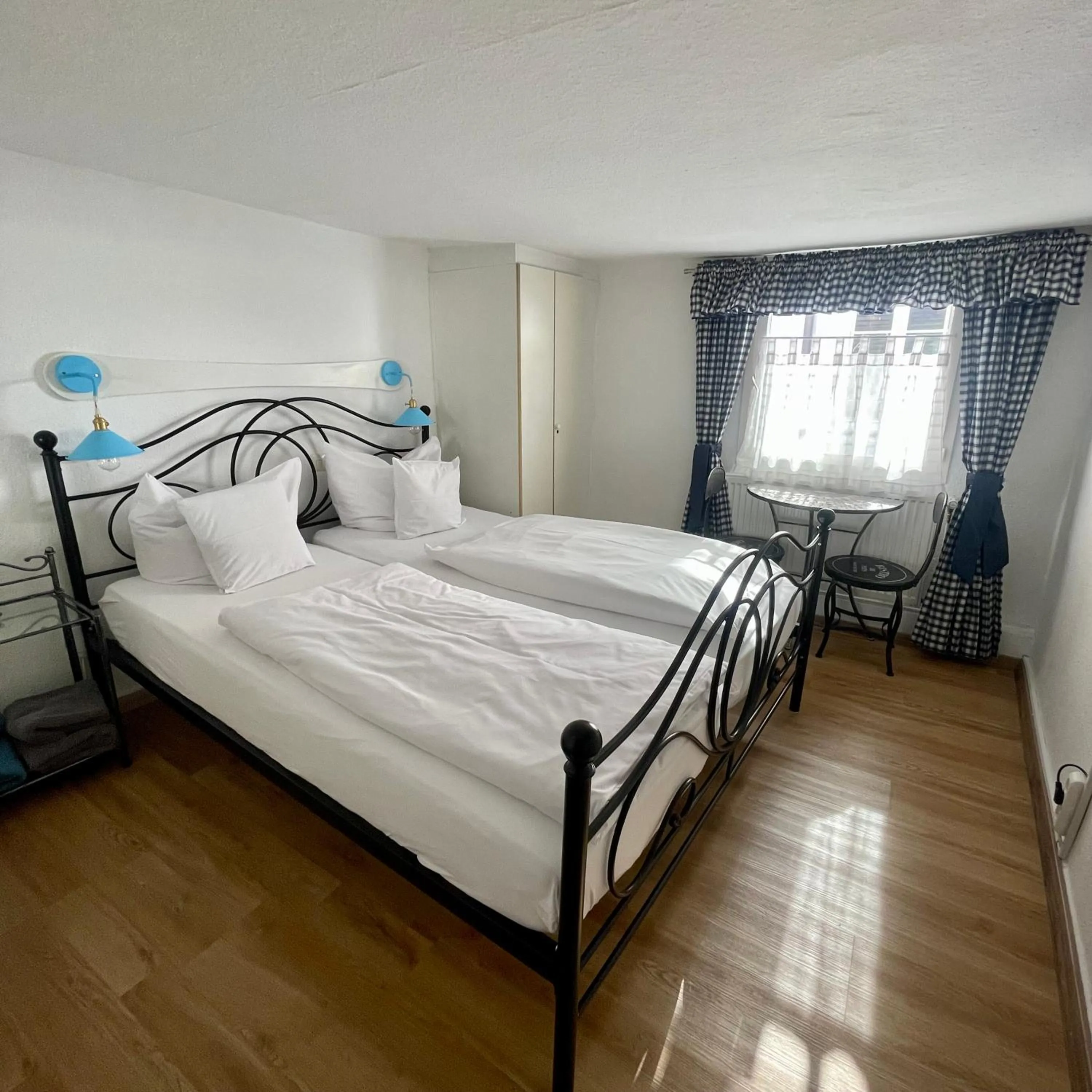 Photo of the whole room, Bed in Hotel Gasthof Inselgraben garni