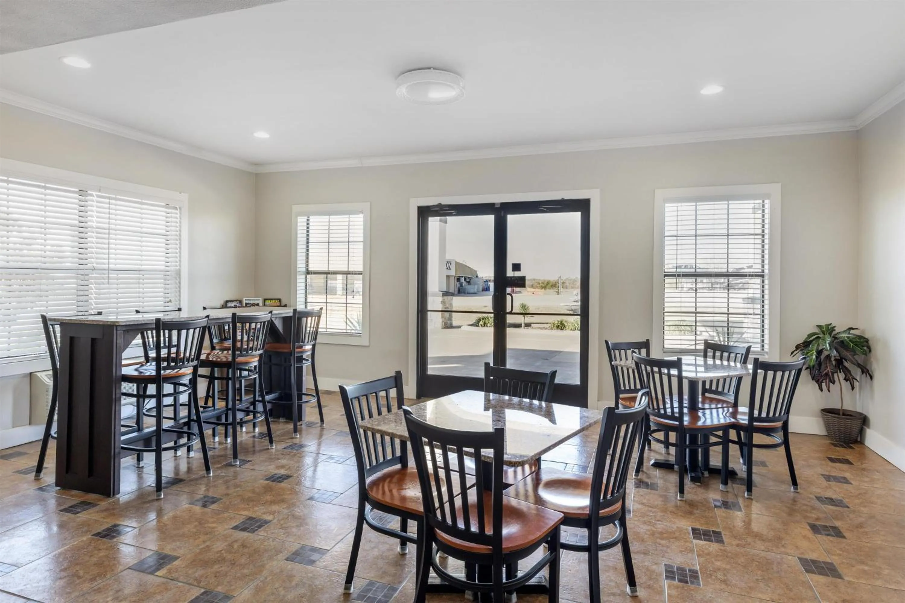 Restaurant/places to eat in SureStay Hotel by Best Western Terrell