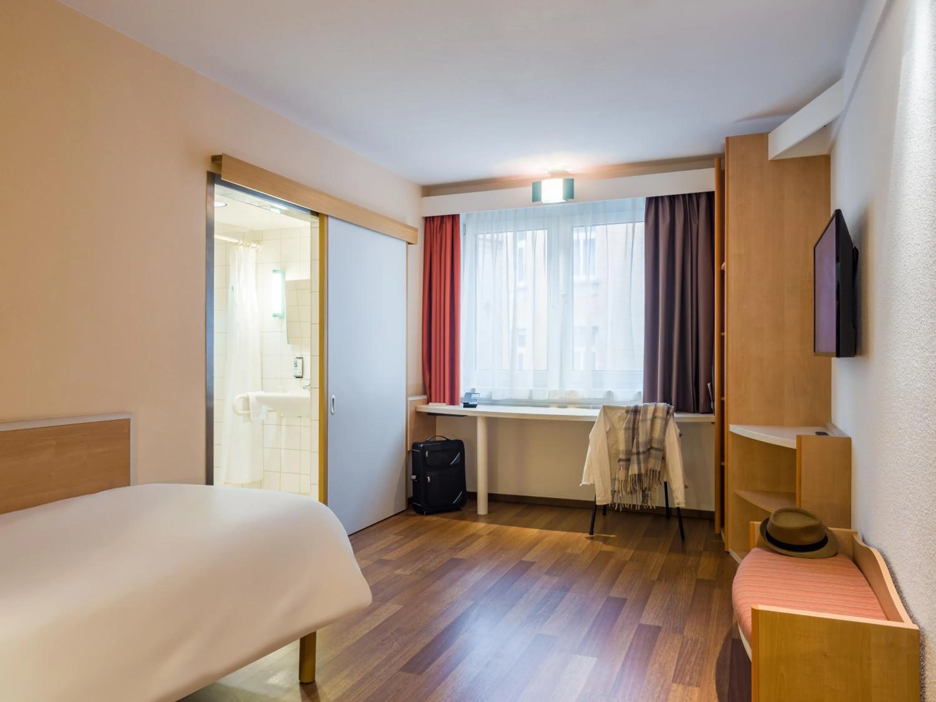 Photo of the whole room, Bed in ibis Stuttgart Centrum