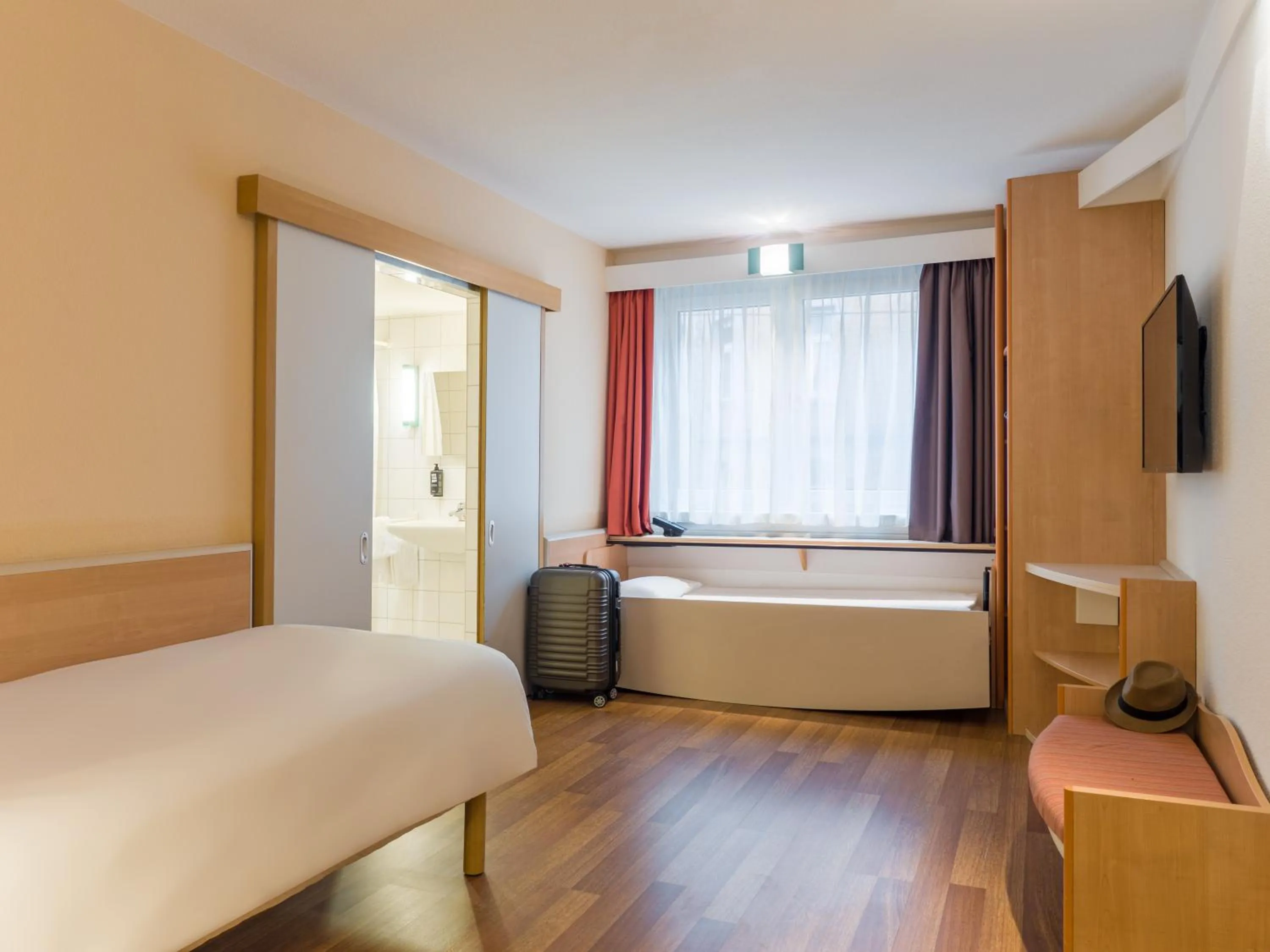 Photo of the whole room, Bed in ibis Stuttgart Centrum