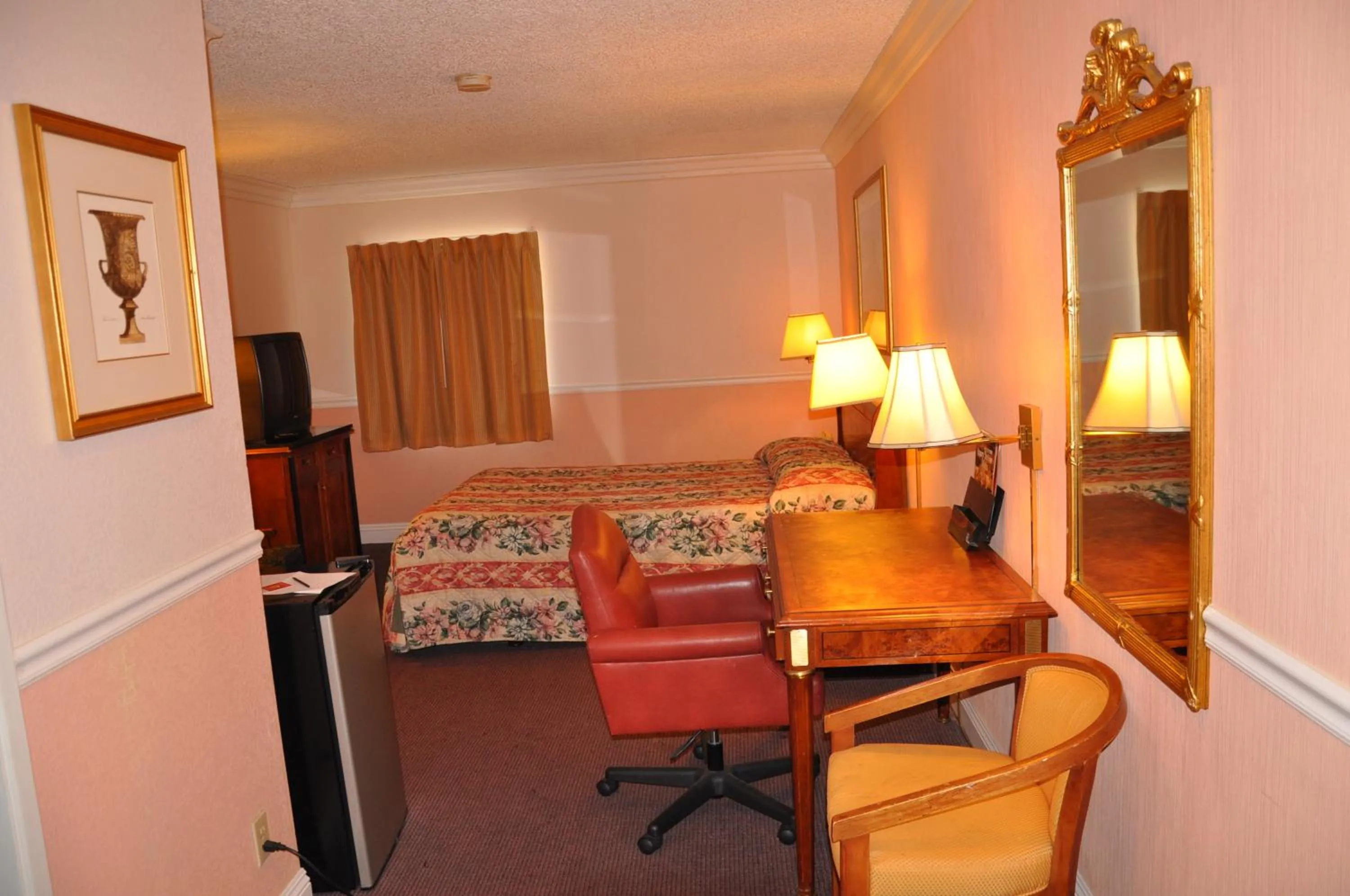 Photo of the whole room in Super 8 by Wyndham Hayward Downtown