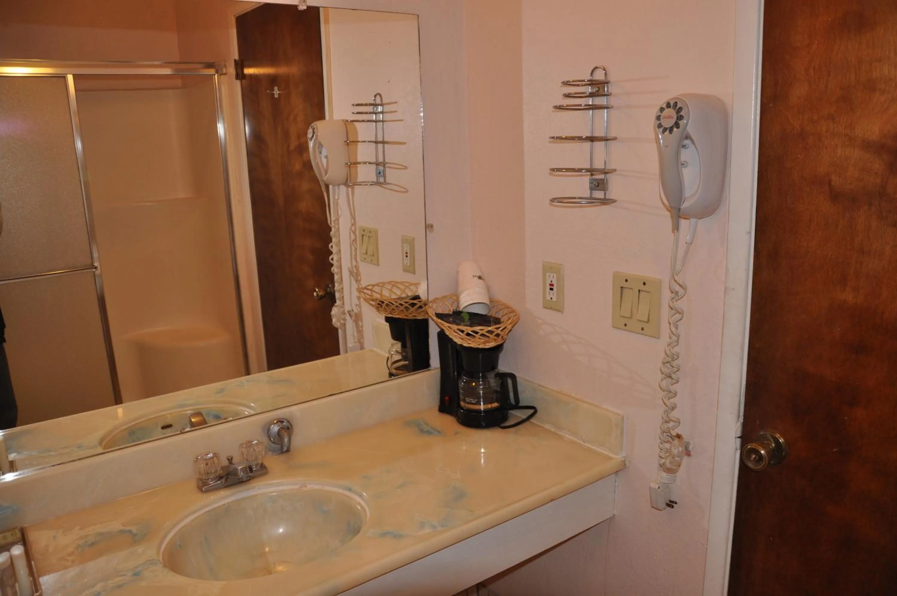 Coffee/tea facilities in Super 8 by Wyndham Hayward Downtown