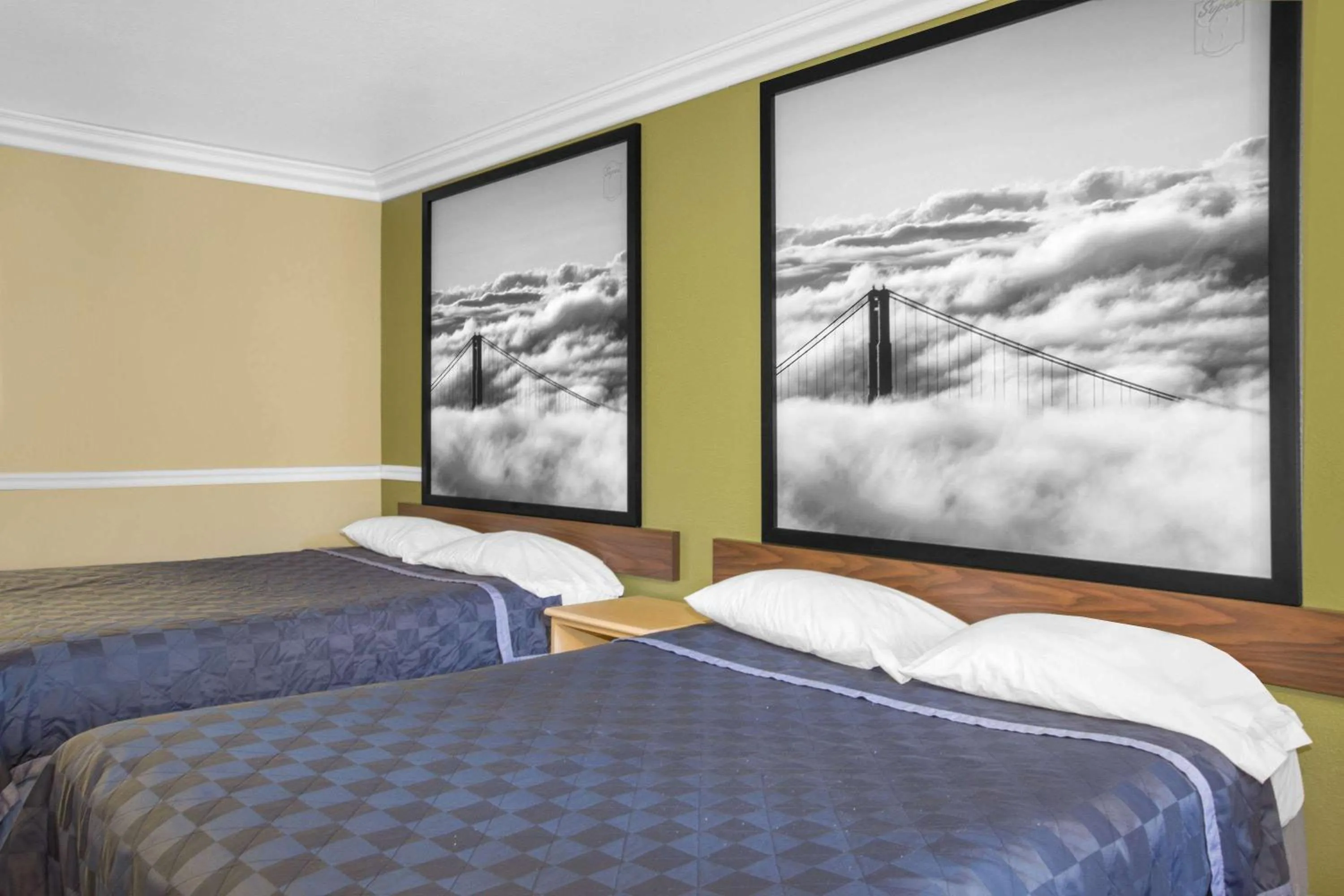 Photo of the whole room, Bed in Super 8 by Wyndham Hayward Downtown