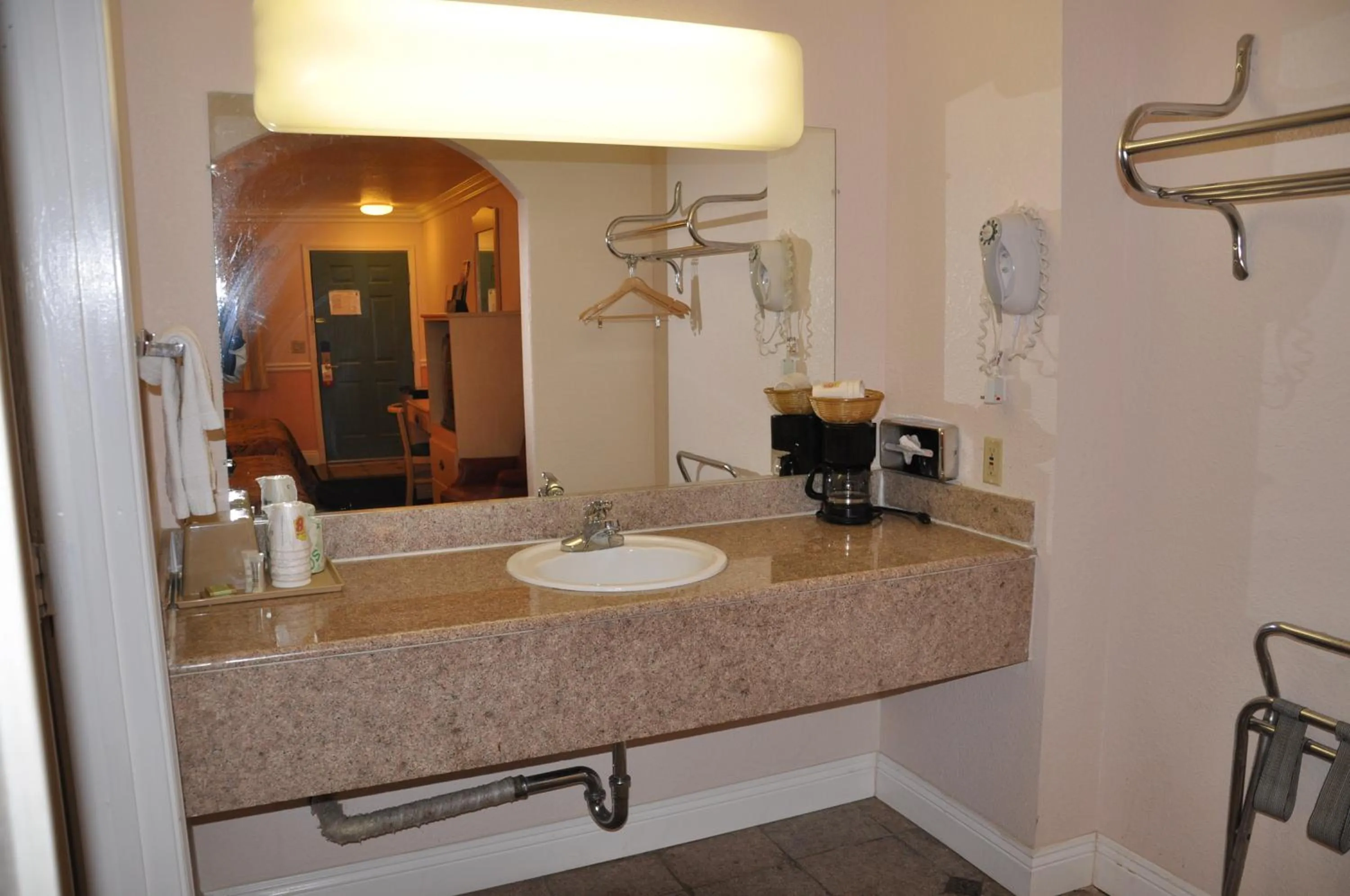 Coffee/tea facilities in Super 8 by Wyndham Hayward Downtown