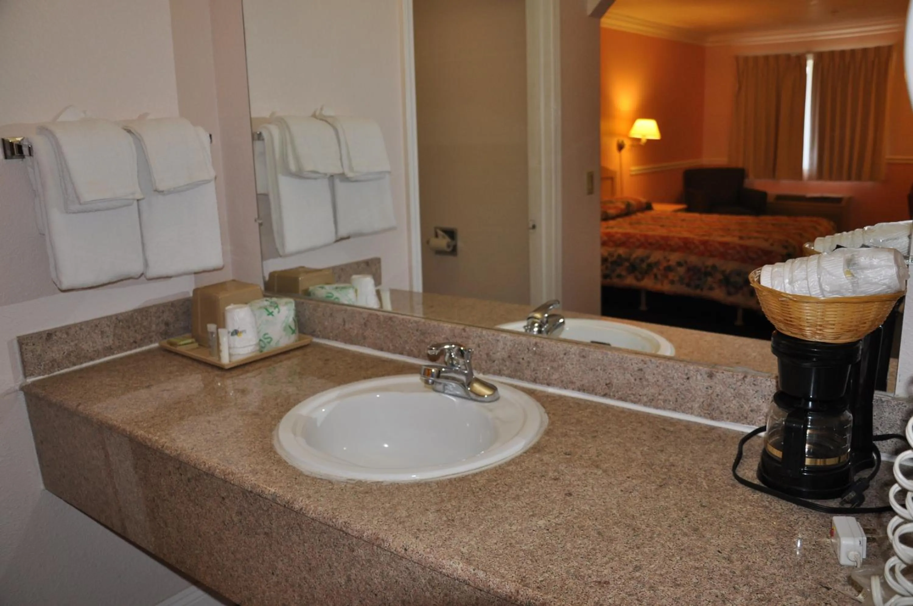 Coffee/tea facilities, Bed in Super 8 by Wyndham Hayward Downtown