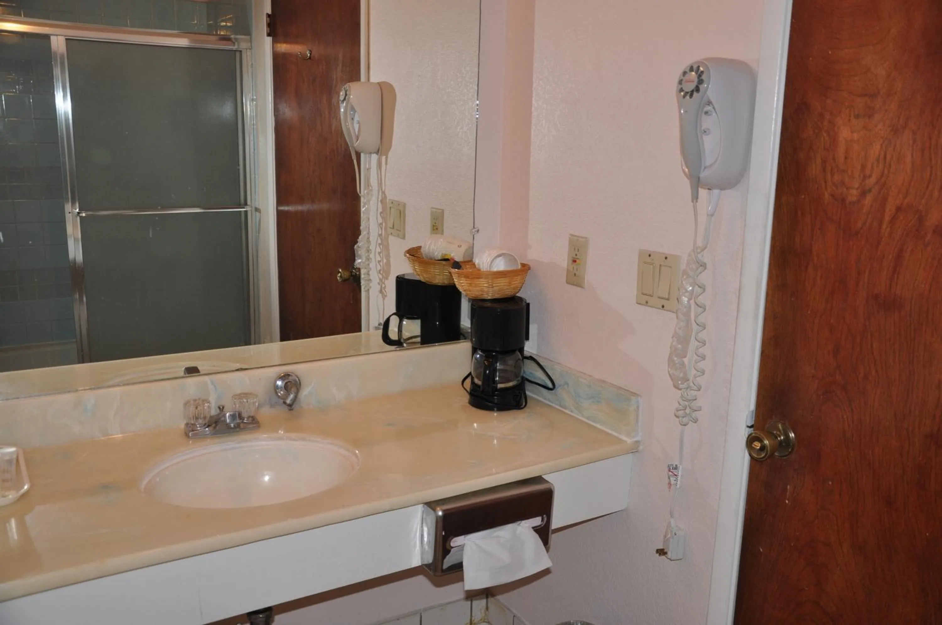 Coffee/tea facilities in Super 8 by Wyndham Hayward Downtown