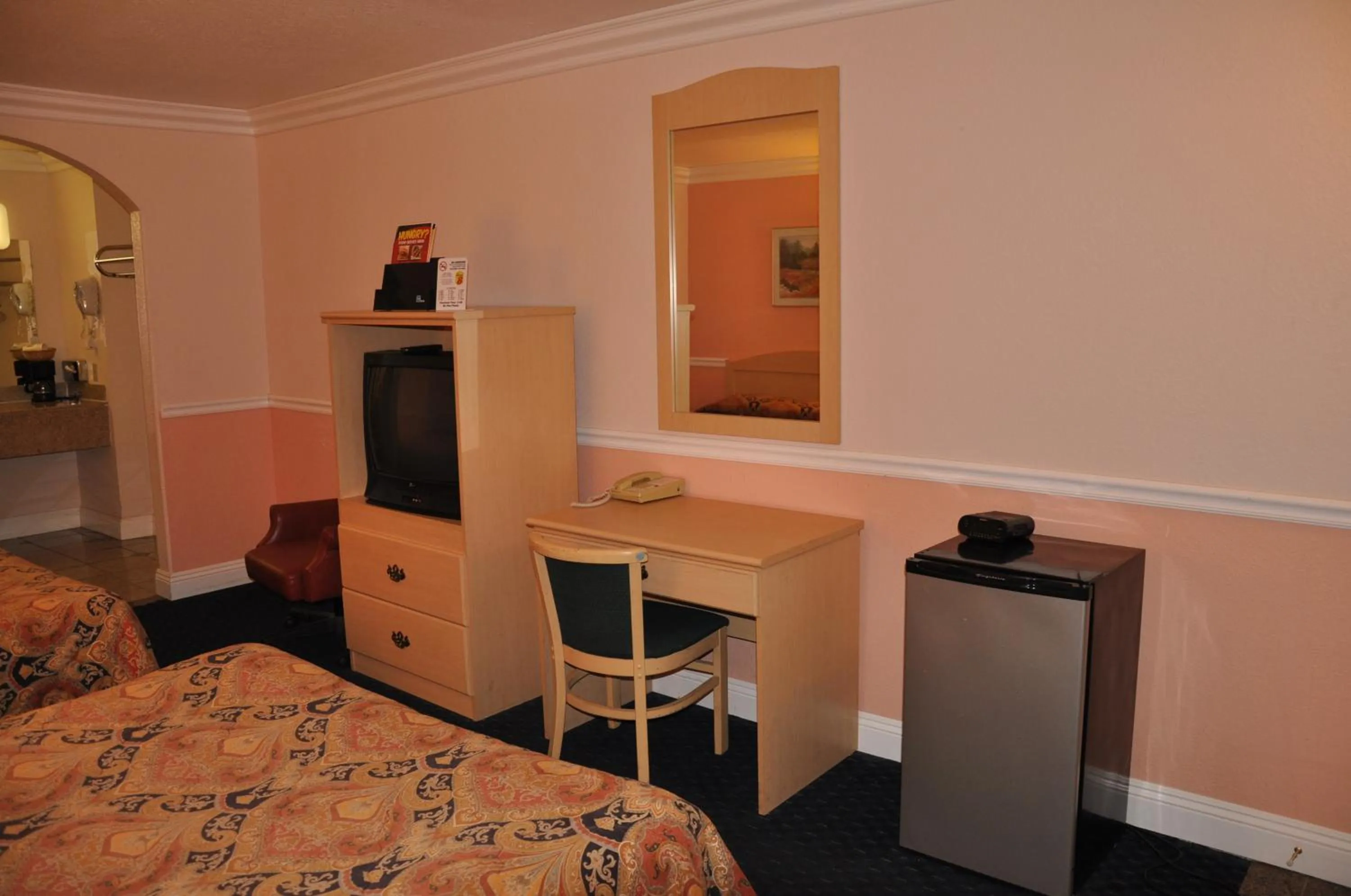 Photo of the whole room, Bed in Super 8 by Wyndham Hayward Downtown