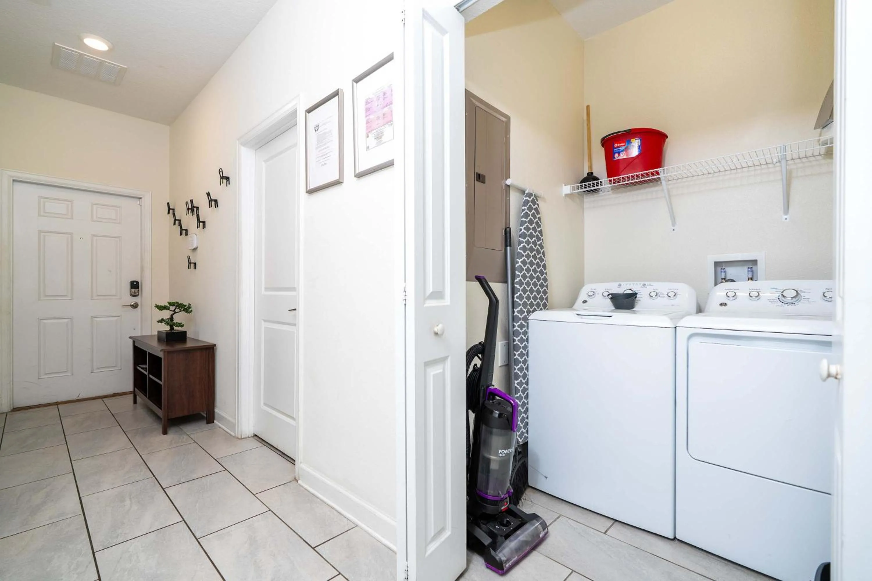 Stunning 5 Bd Home w/ Pool Close to Disney 4822