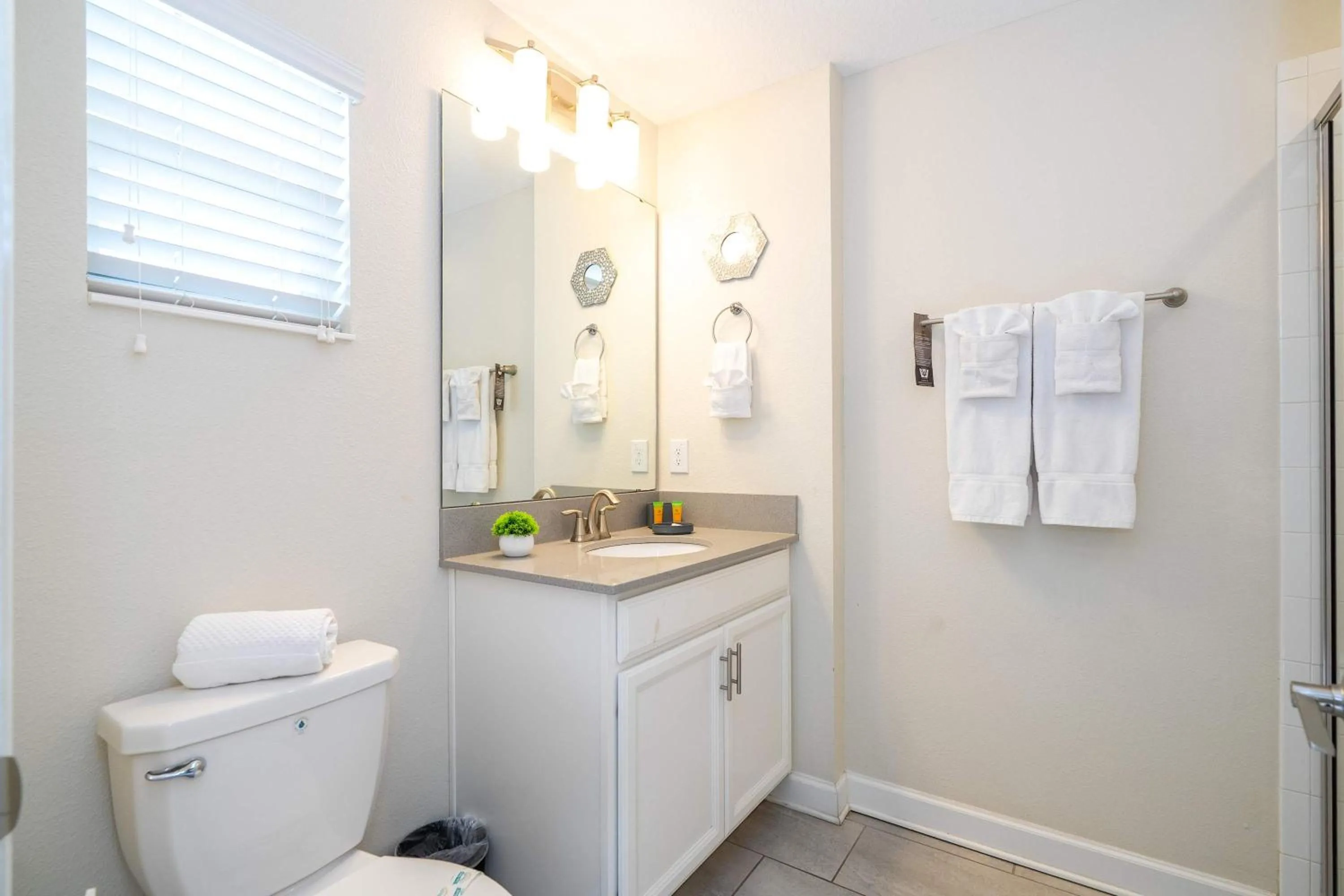 Stunning 5 Bd Home w/ Pool Close to Disney 4822