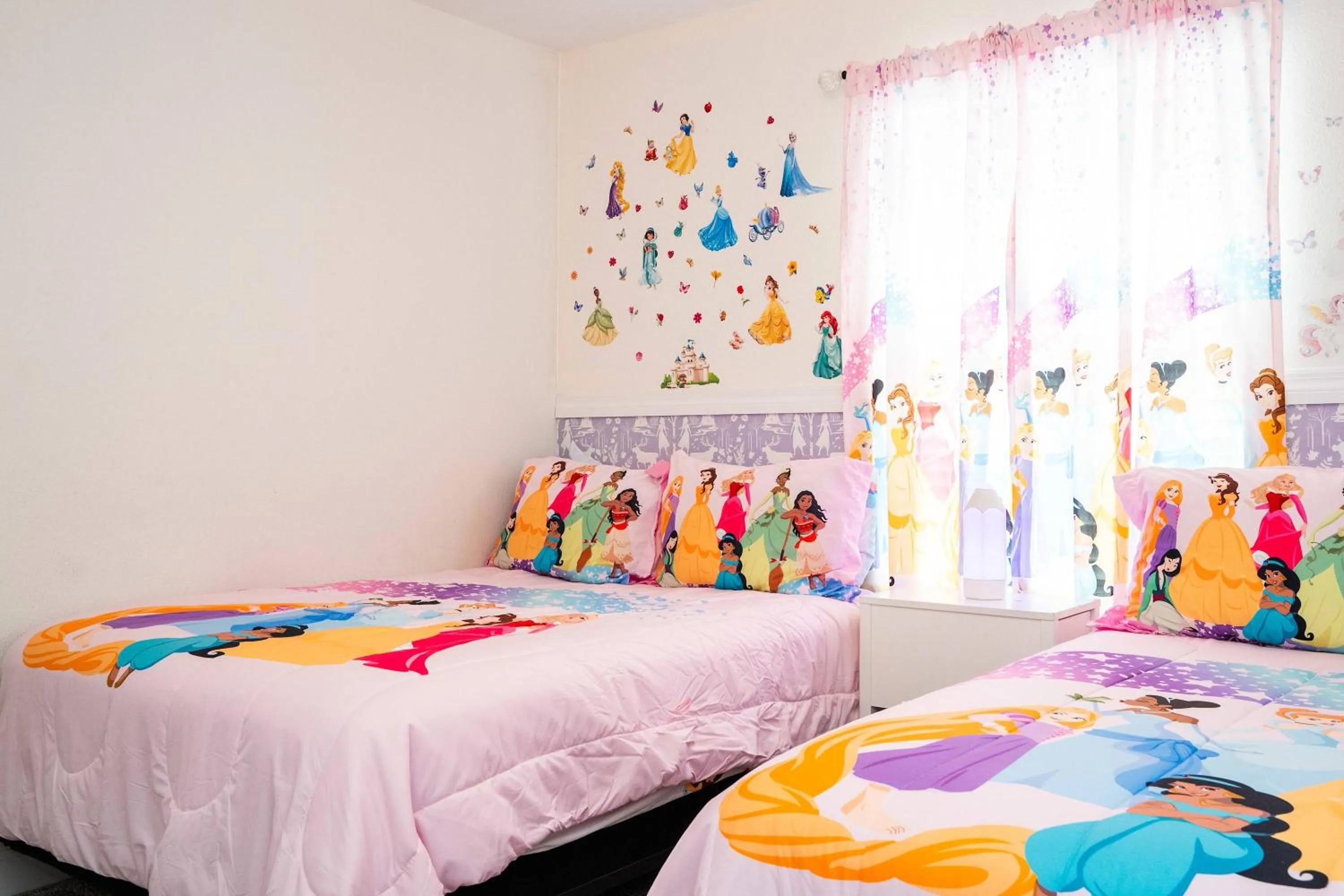 Bed in Stunning 5 Bd Home w/ Pool Close to Disney 4822