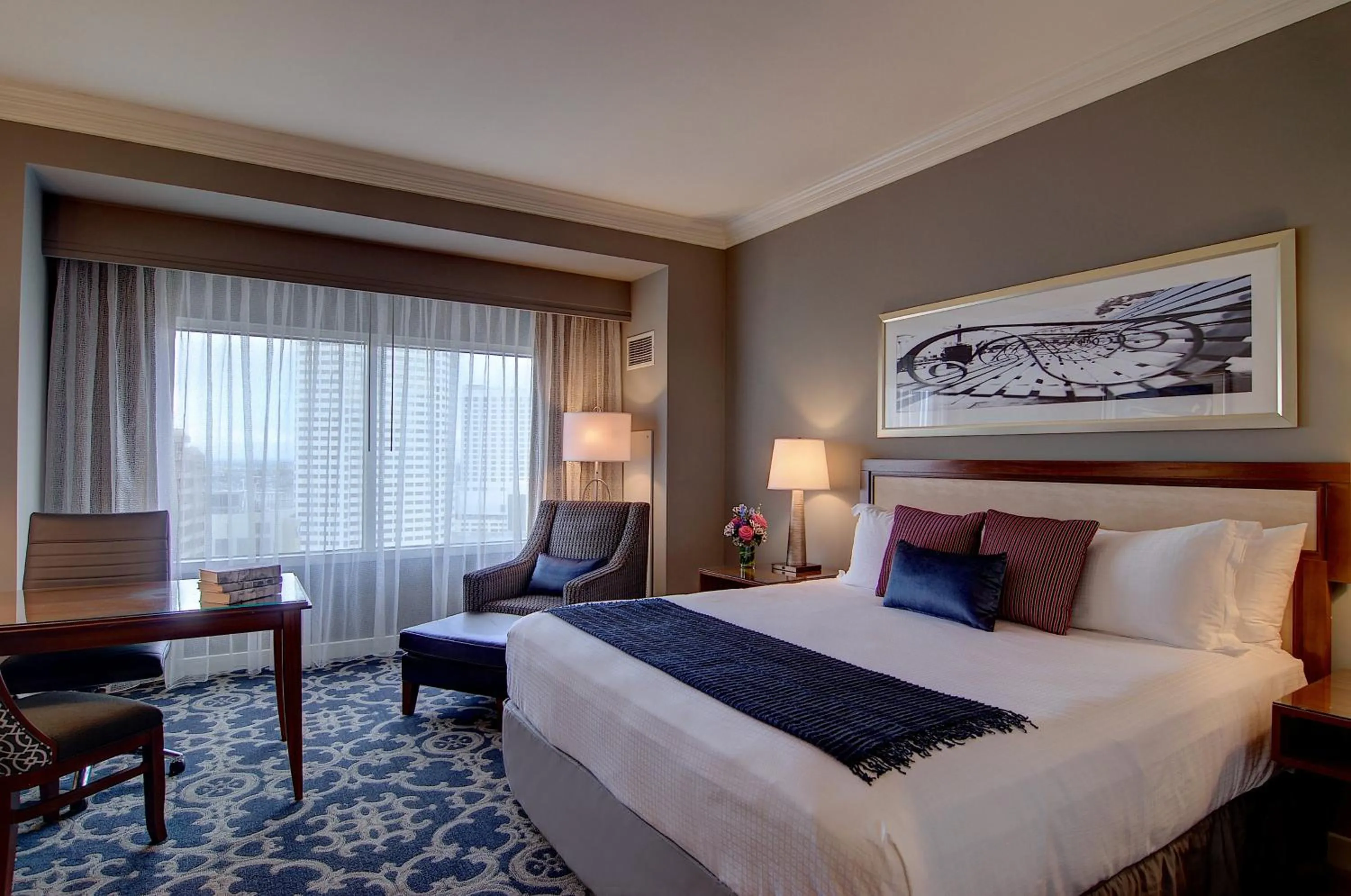 Photo of the whole room, Bed in Loews New Orleans Hotel