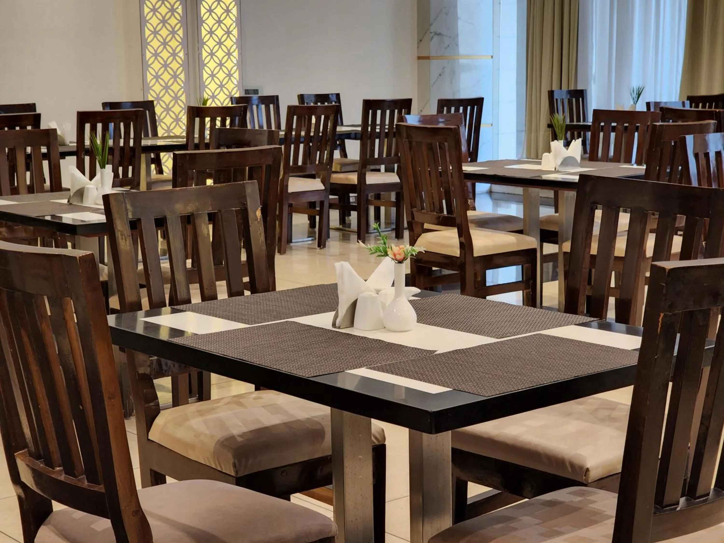 Restaurant/places to eat in Hotel Preethi International