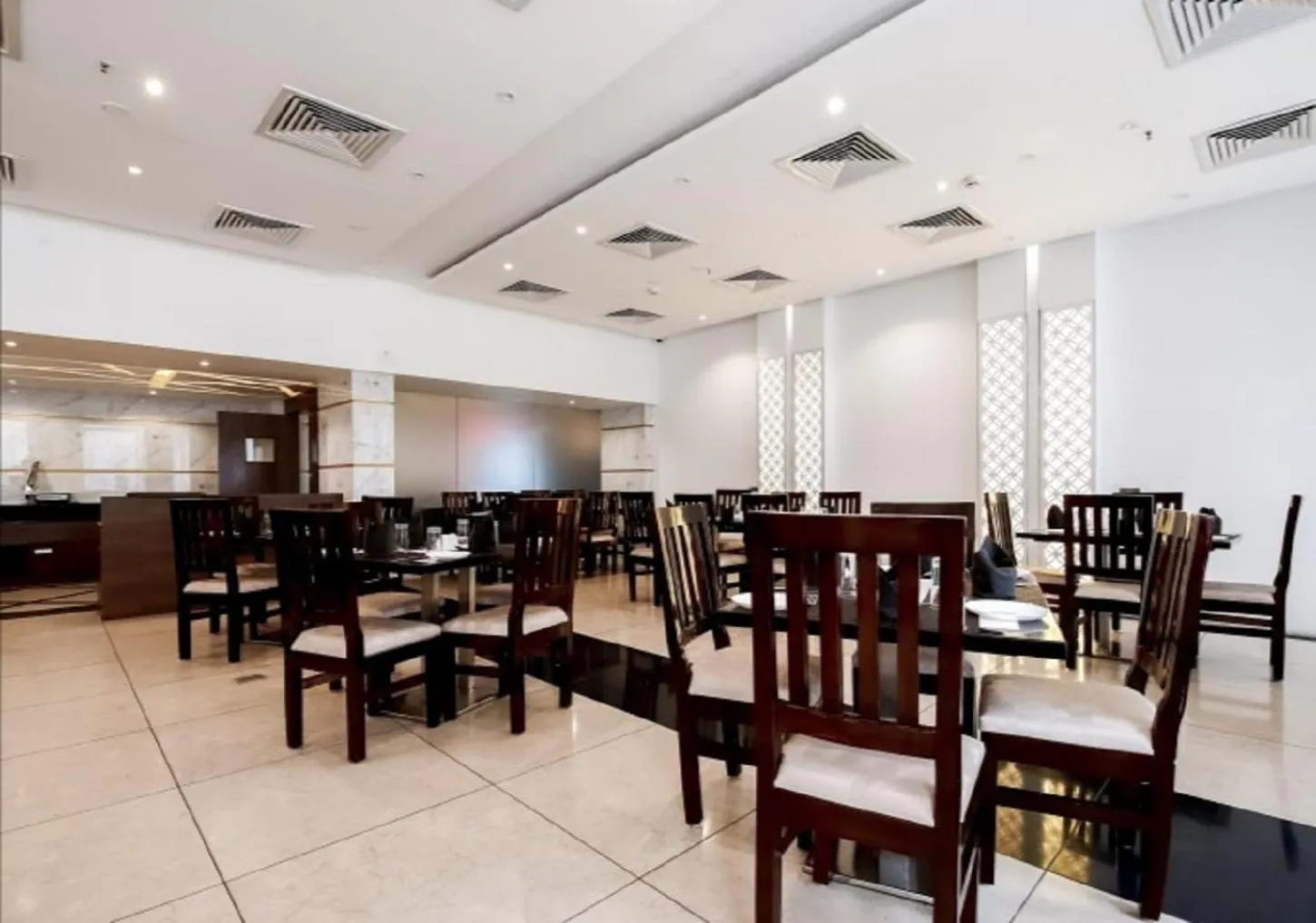Restaurant/places to eat in Hotel Preethi International