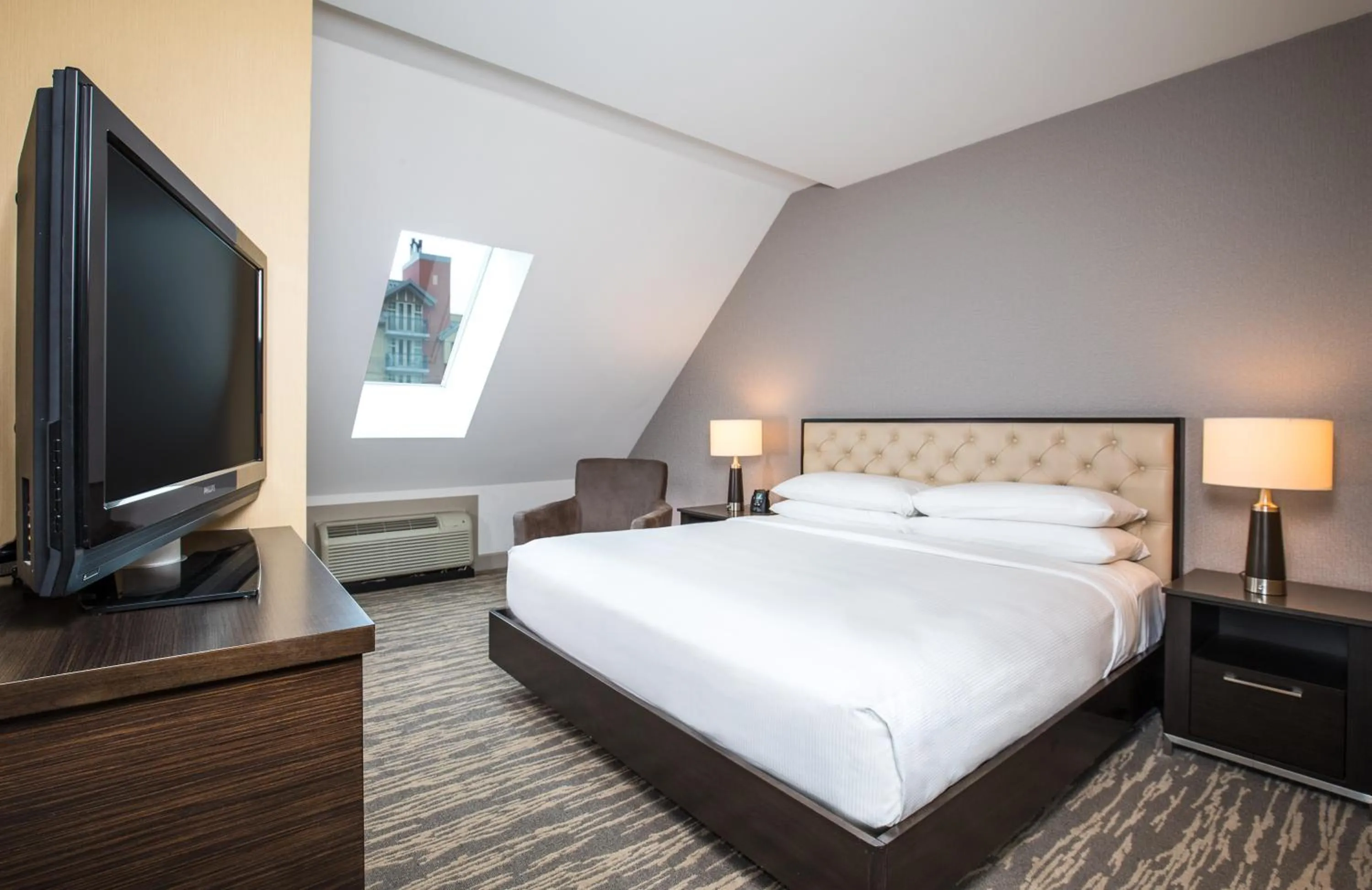 Bedroom, Bed in Hilton Whistler Resort & Spa