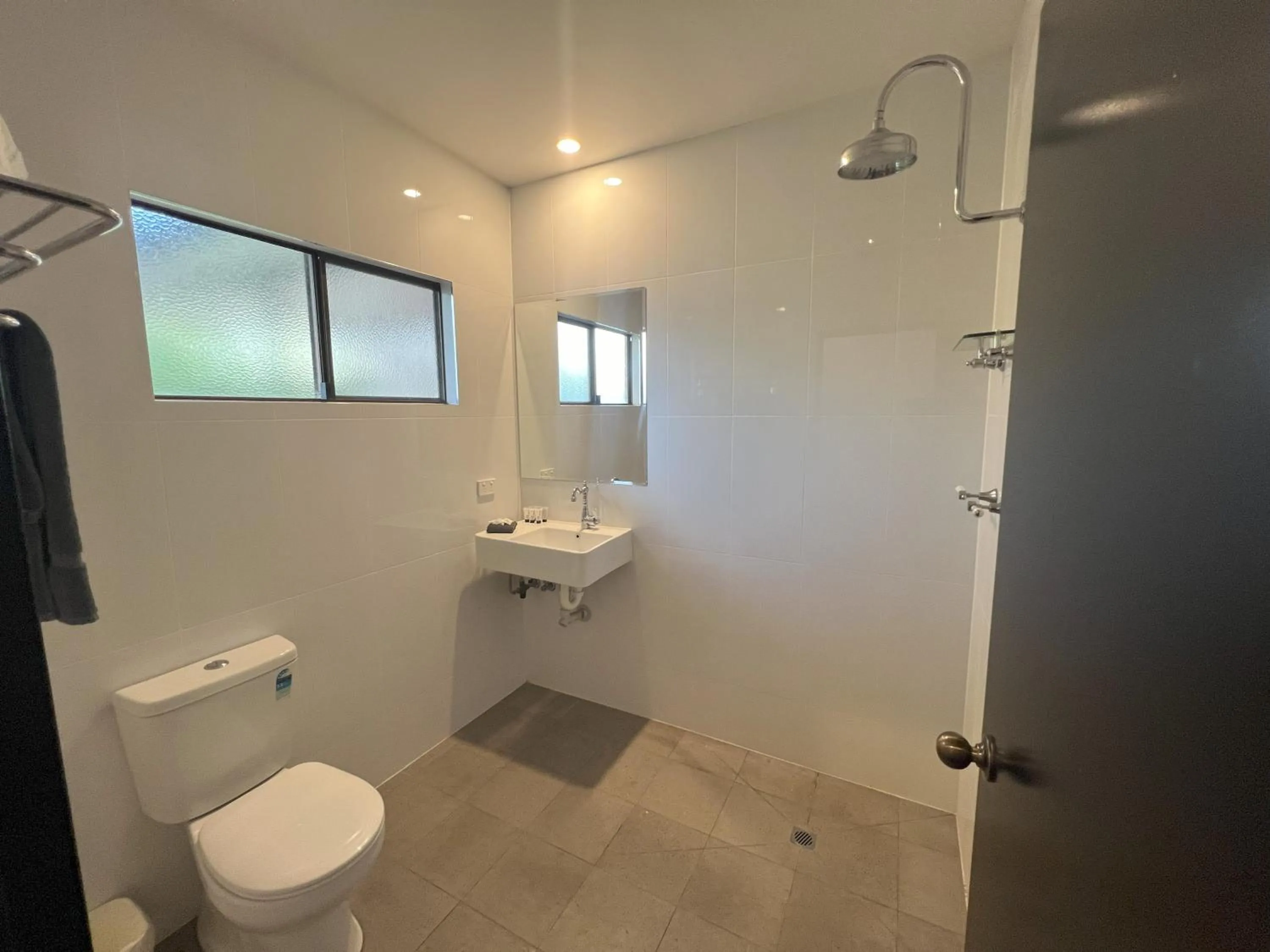 Bathroom in Albert Park Motor Inn