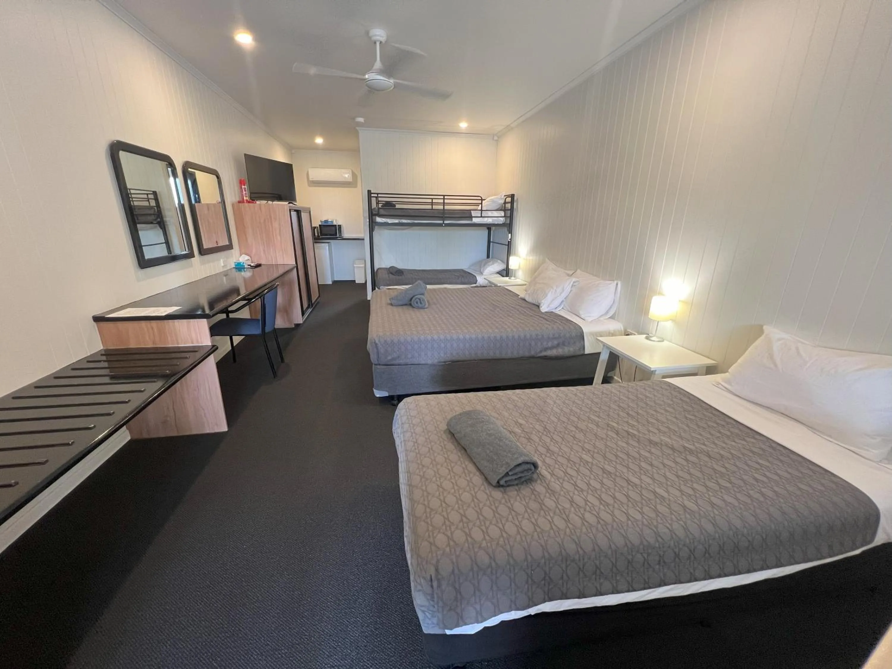 Bedroom, Bed in Albert Park Motor Inn