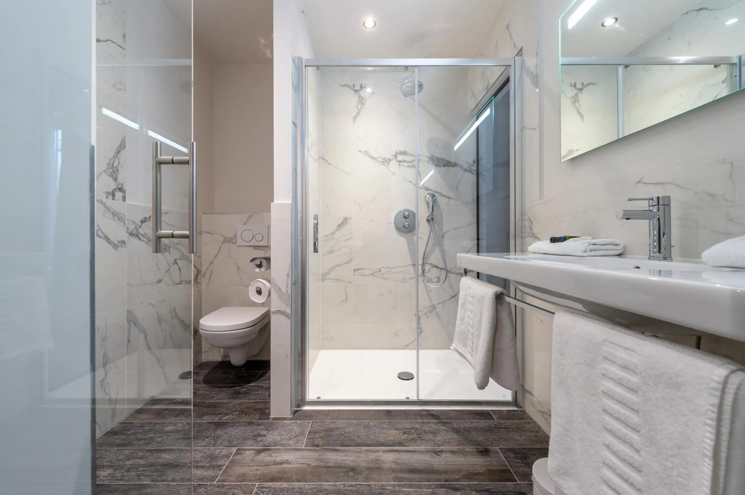 Deluxe Queen Room in Hotel Monarc Deluxe Queen Room in Hotel Monarc