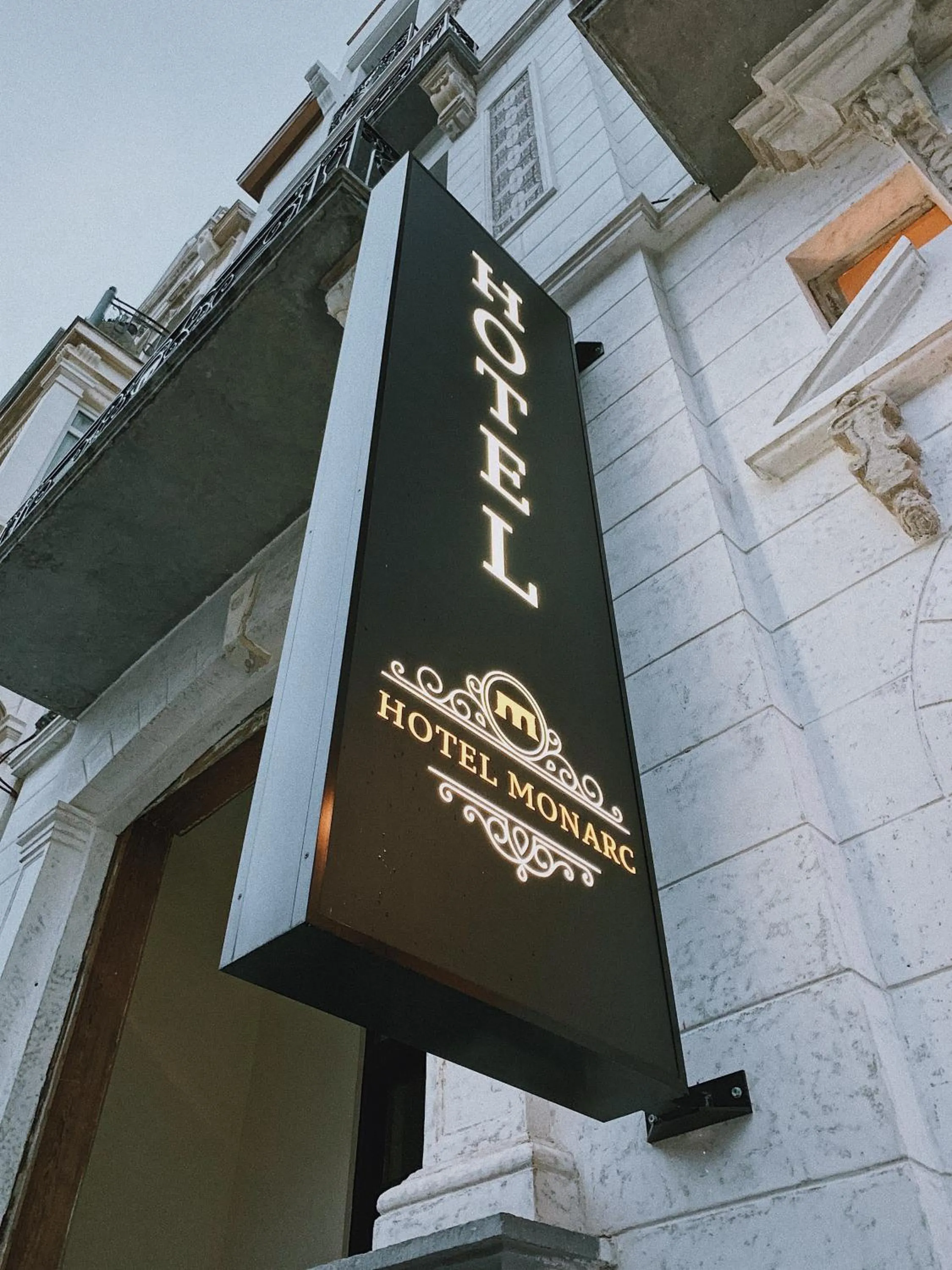 Facade/entrance in Hotel Monarc