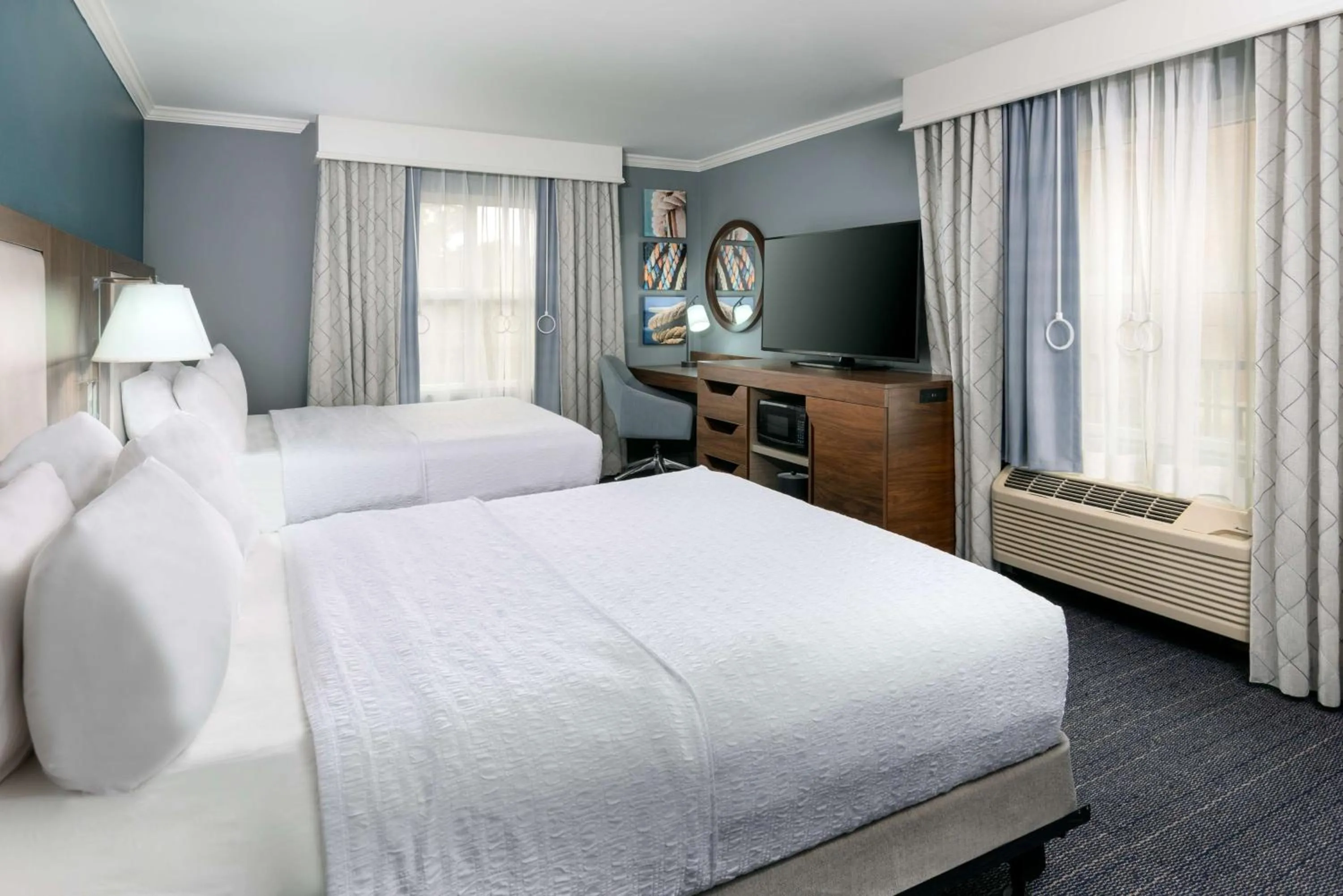 Bed in Hampton Inn Savannah Historic District